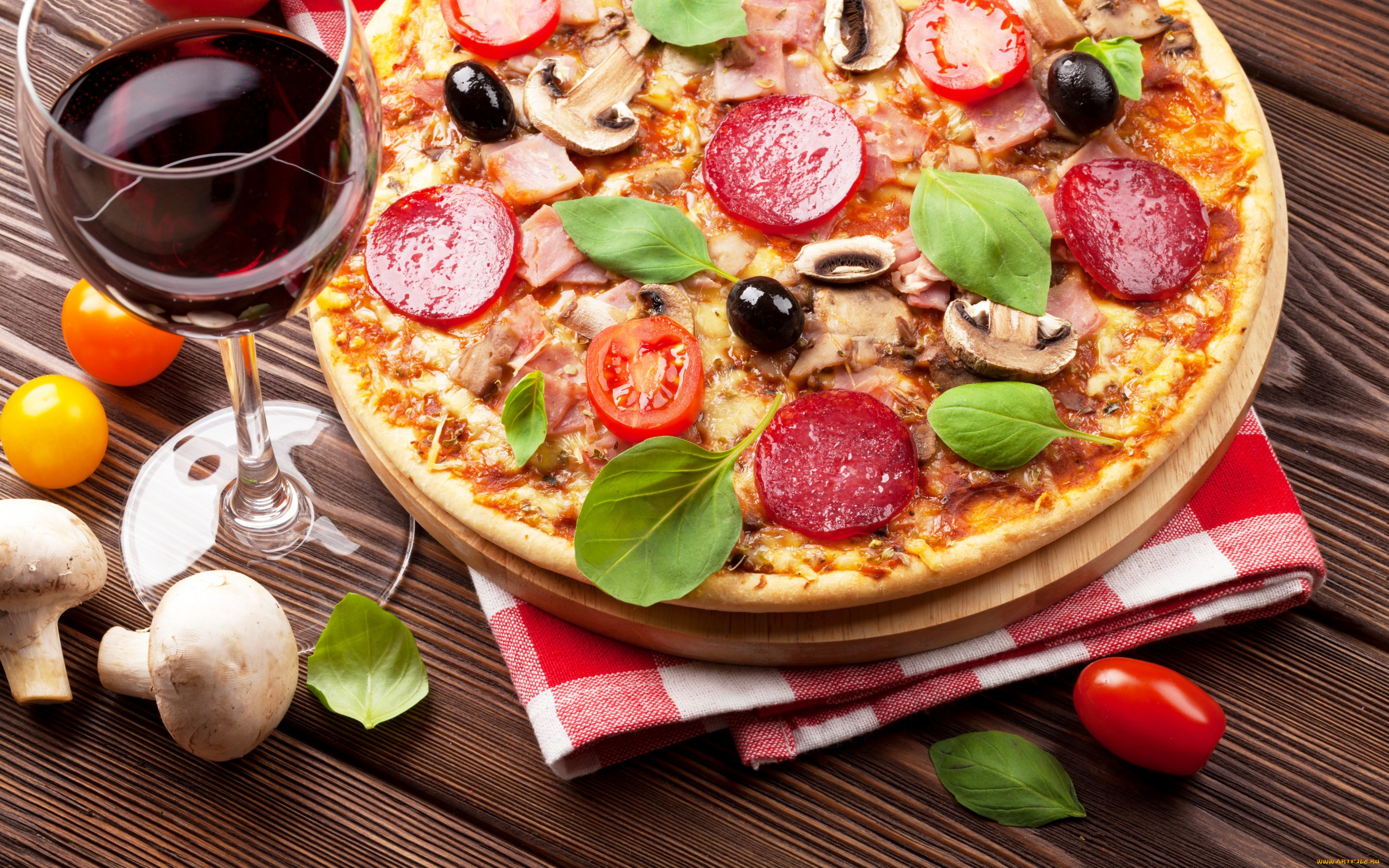 еда, пицца, оливки, грибы, mushrooms, ham, wine, cheese, tomato, sausage, колбаса, сыр, ветчина, вино, pizza
