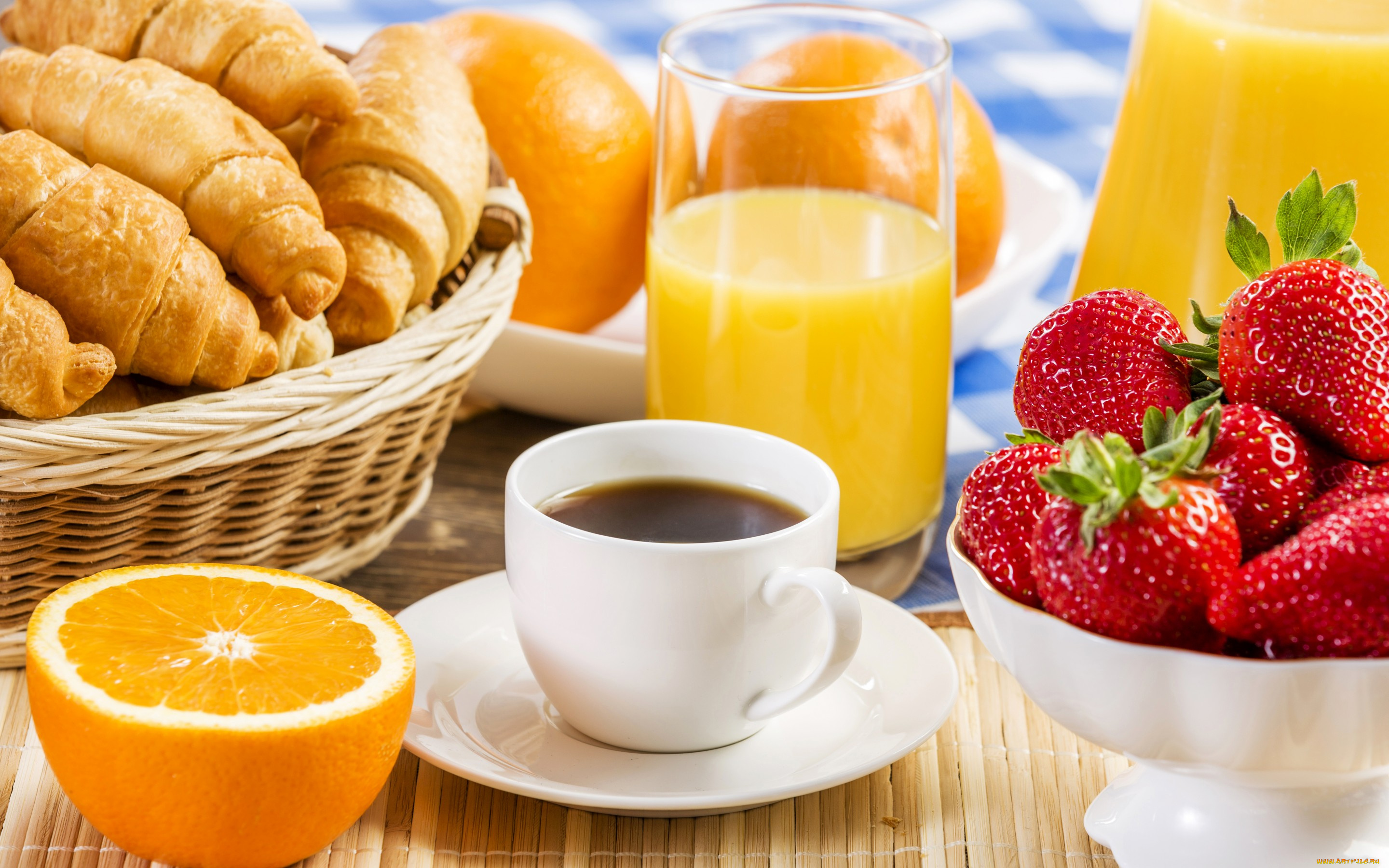 еда, разное, orange, strawberry, croissant, juice, coffee, апельсины, выпечка, клубника, круассаны, сок, кофе