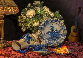 Картинка разное посуда +столовые+приборы +кухонная+утварь орехи тарелка персики лампа розы цветы кувшин укулеле букет стиль натюрморт