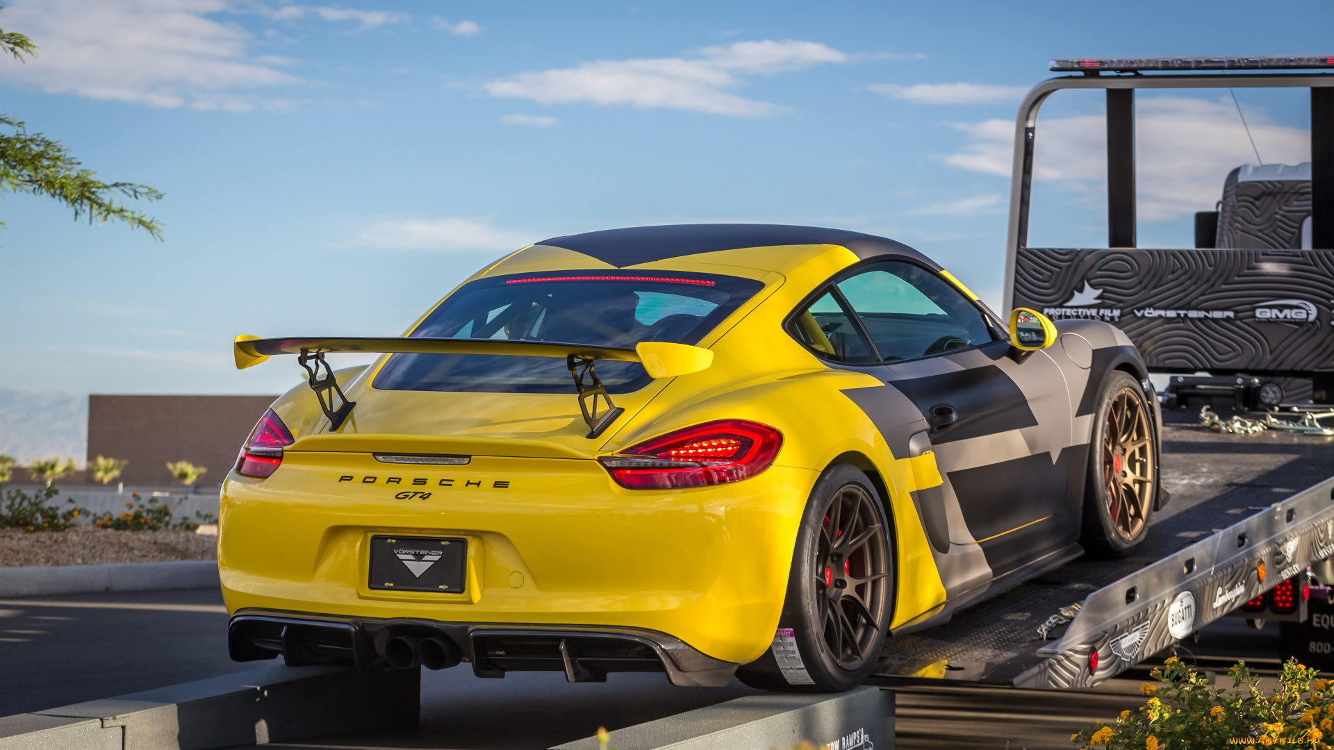 Porsche Cayman GT4 купе желтая загрузить