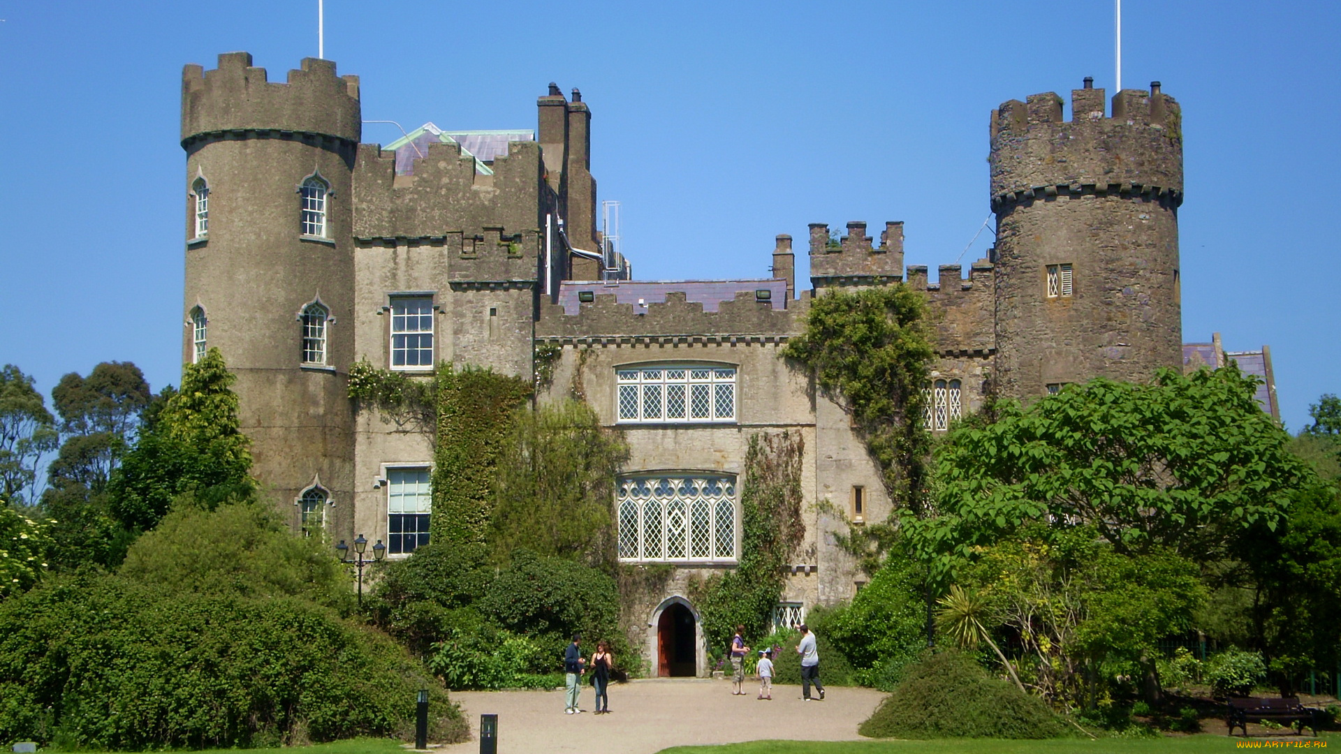 malahide, castle, ireland, города, дворцы, замки, крепости, мощные, башни, лужайка, люди