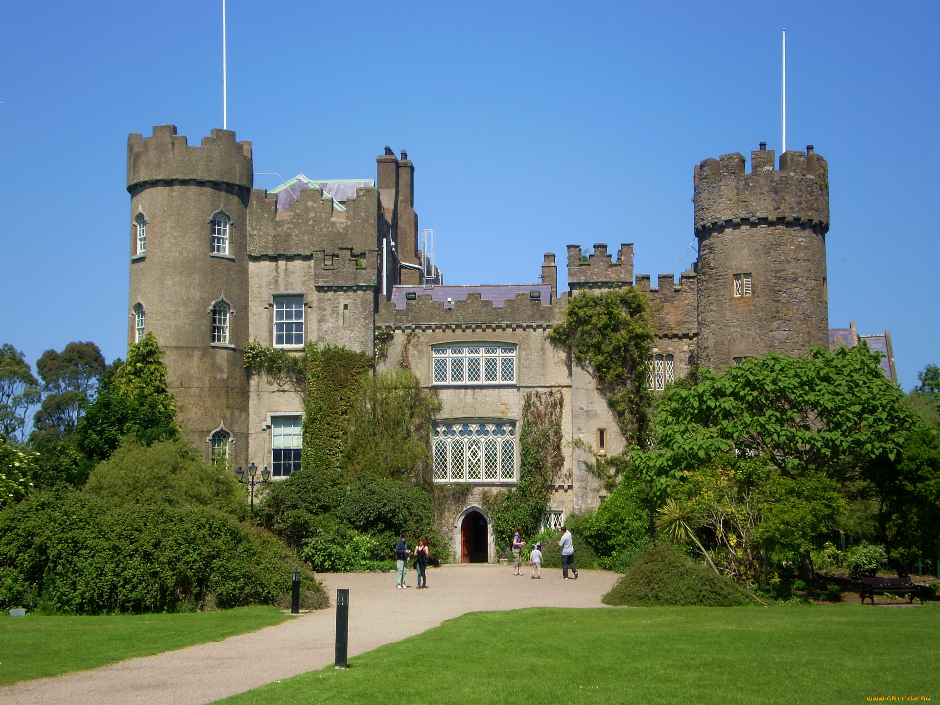 malahide, castle, ireland, города, дворцы, замки, крепости, мощные, башни, лужайка, люди