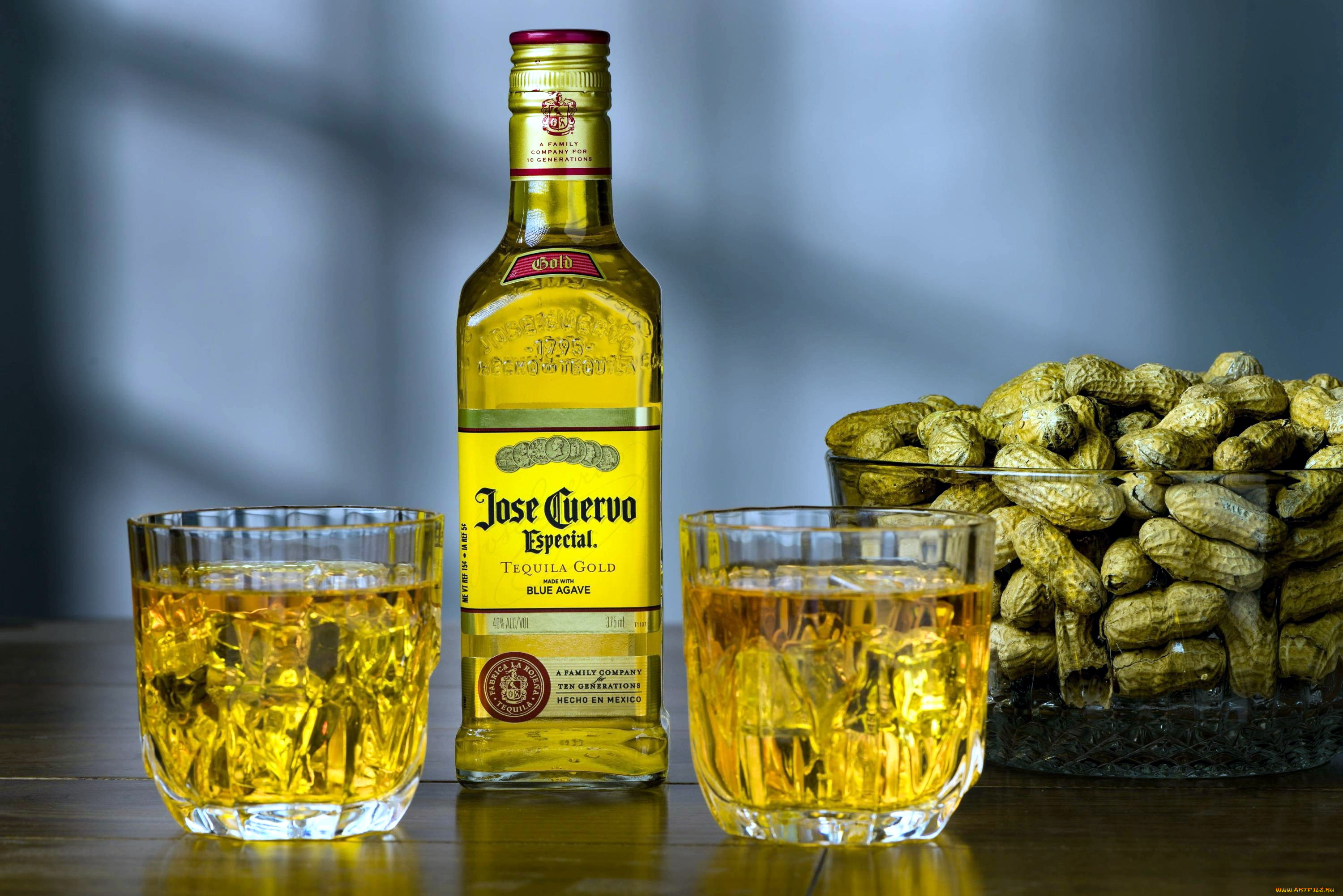 Текила это. Jose Cuervo Gold. Jose Cuervo especial Gold. Текила алкогольные напитки. Спиртной напиток текила.