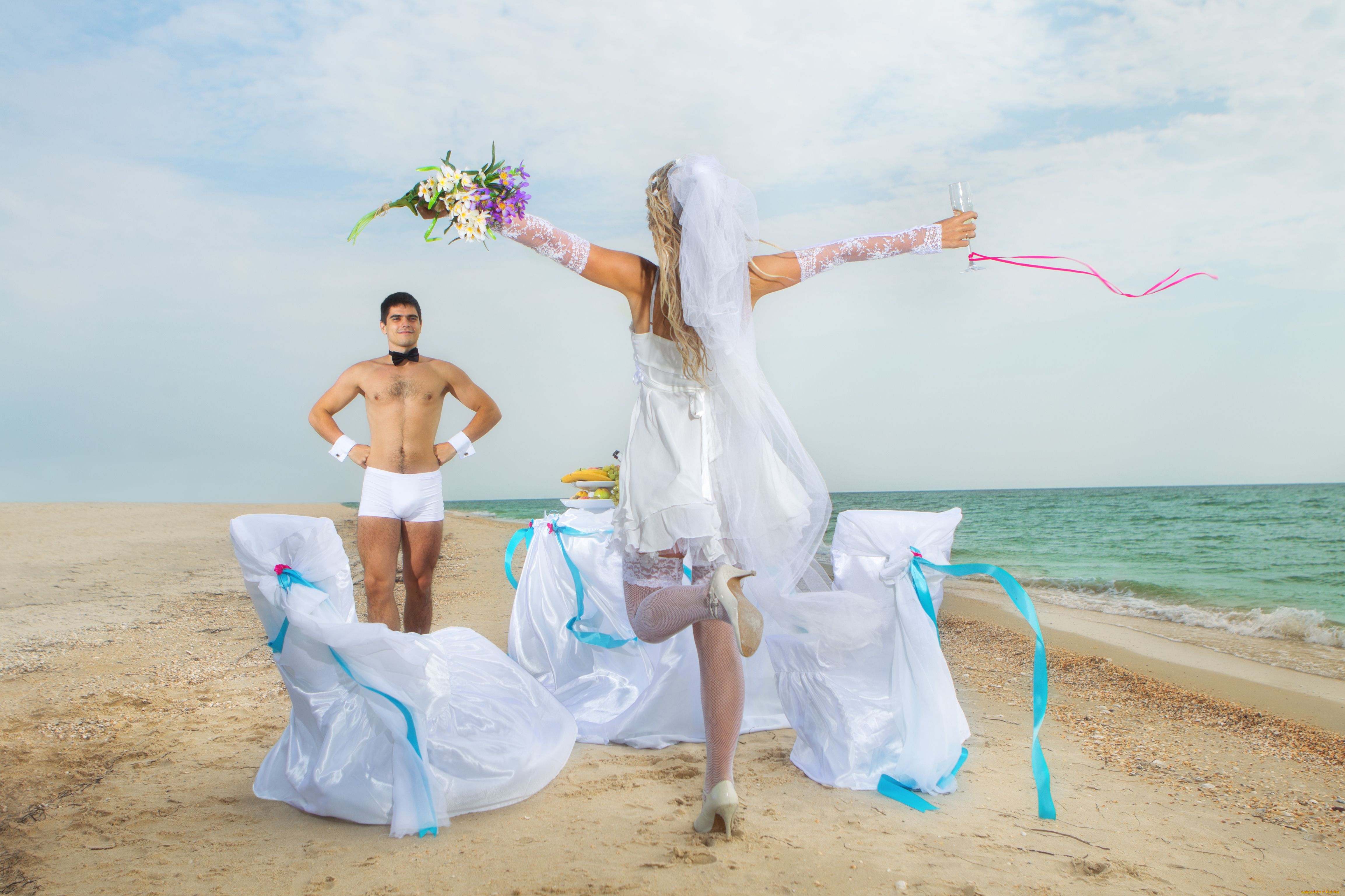 Ехала к жениху в турцию. Необычные Свадебные фотосессии. Свадебная фотосессия на пляже. Свадебная церемония на пляже. Свадьба в пляжном стиле.