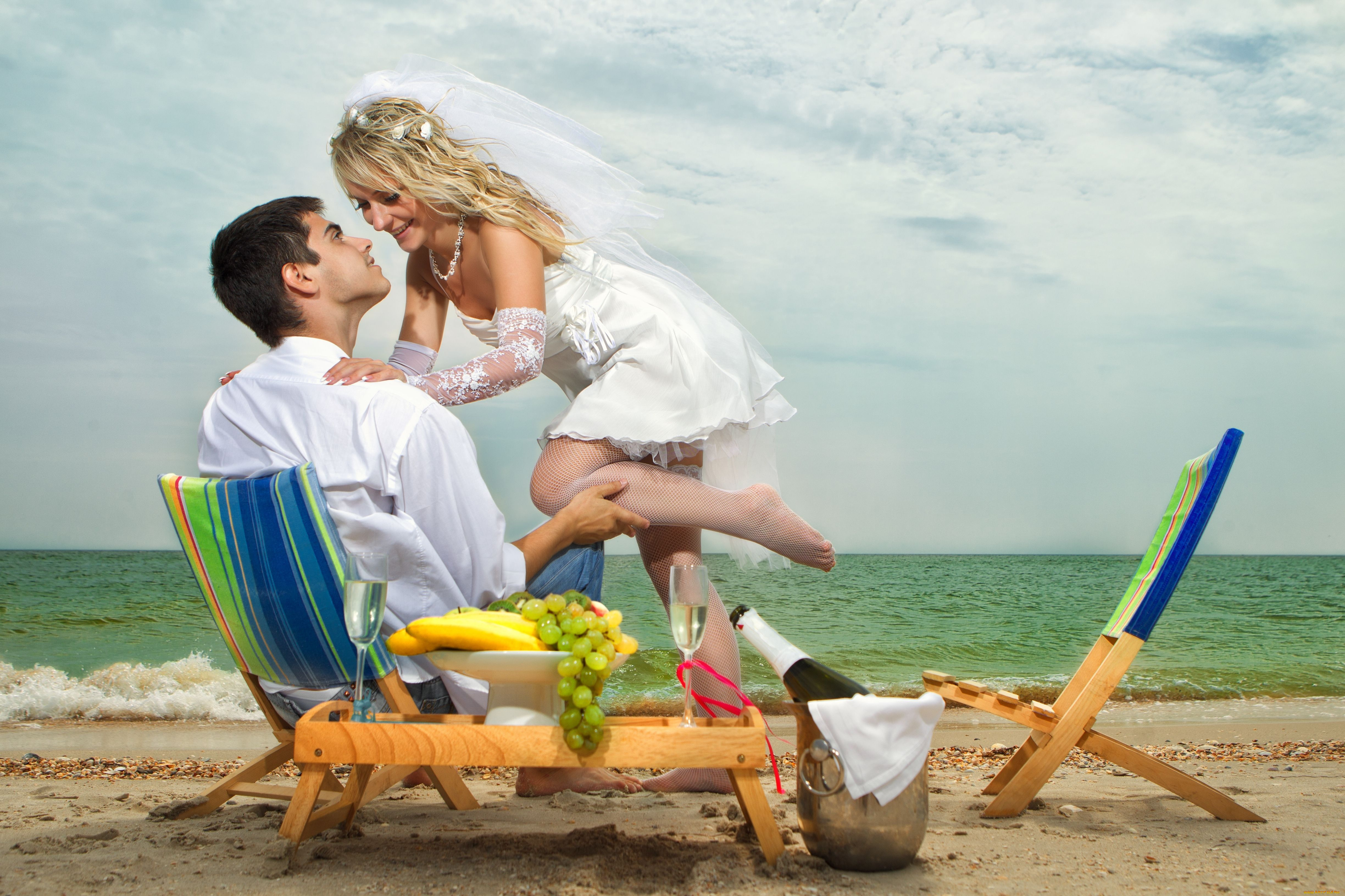 Влюбленные, свадебный букет, поцелуй, море, пляж скачать