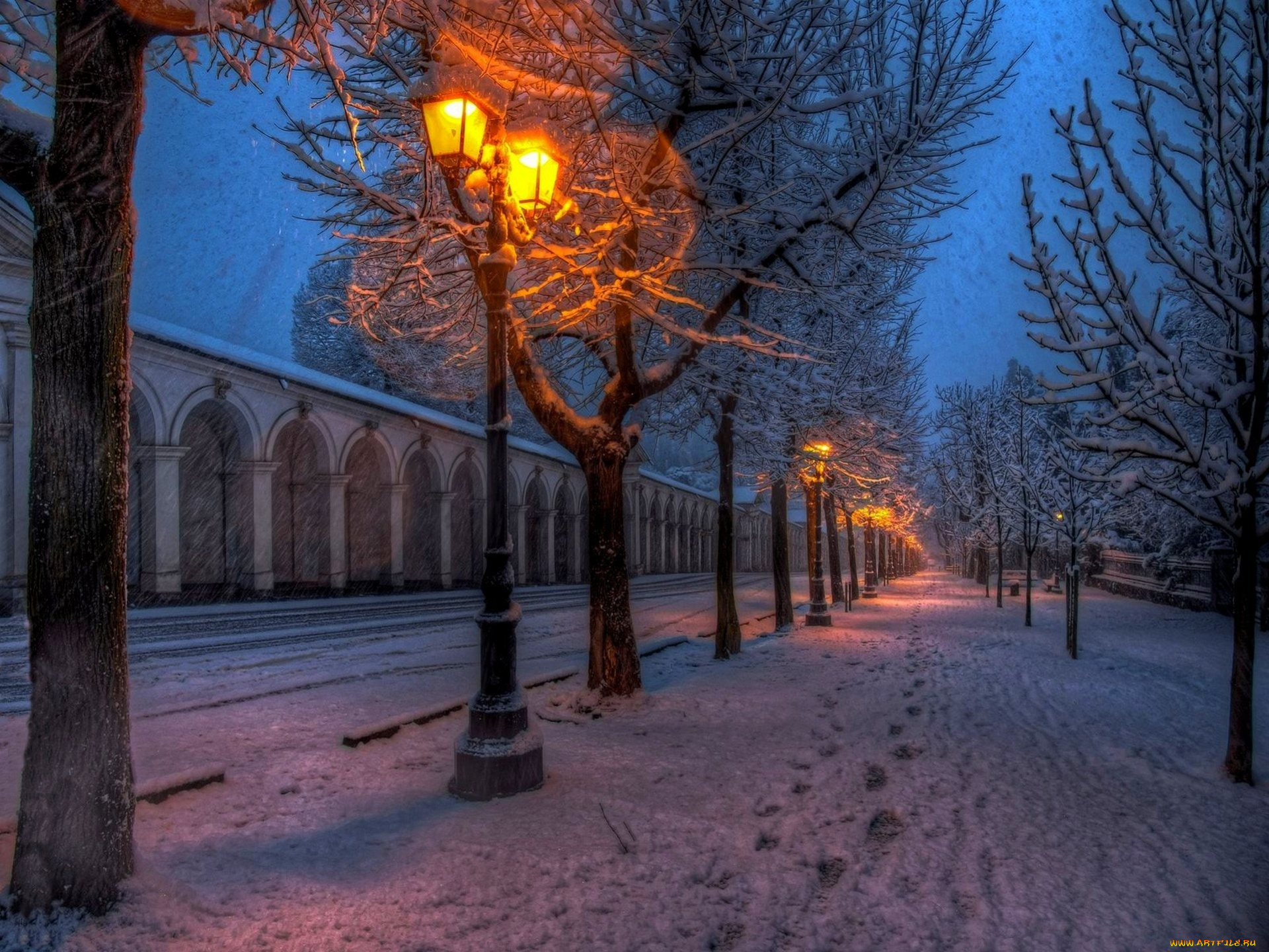 Снег вечером весной. Зимняя улица. Зимний город. Зимний вечер в городе. Зима вечер город.