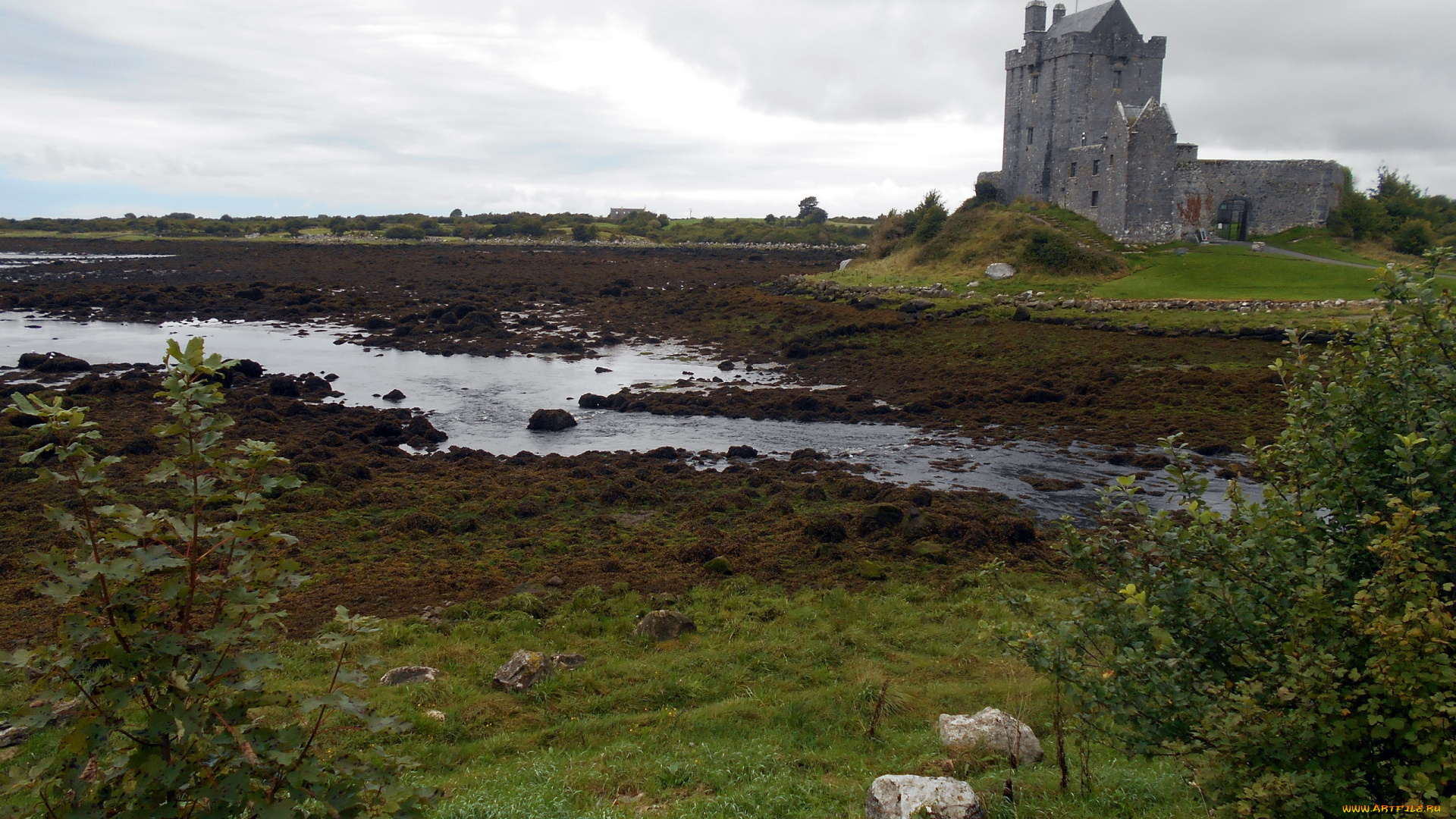 4 ireland. Замок Кэйр Ирландия. Замок Дангвайр. Обои на рабочий стол Ирландия. Ирландия обои на телефон.