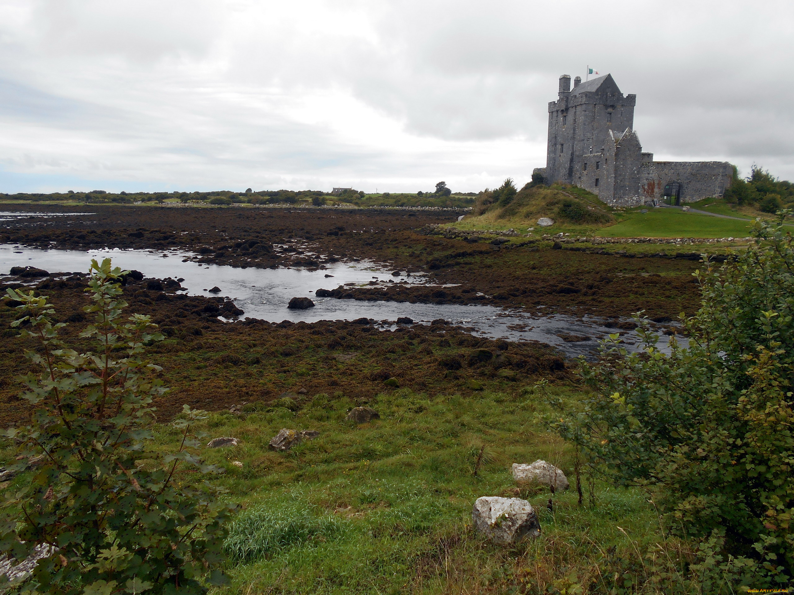 Dunguaire Castle, Kinvara, County Clare, Ireland скачать