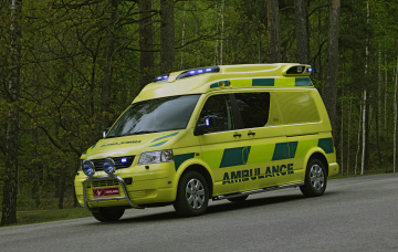 обоя volkswagen t5 ambulance 2003, автомобили, скорая помощь, 2003, ambulance, t5, volkswagen