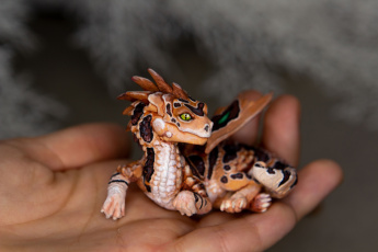 Картинка разное игрушки дракон рука
