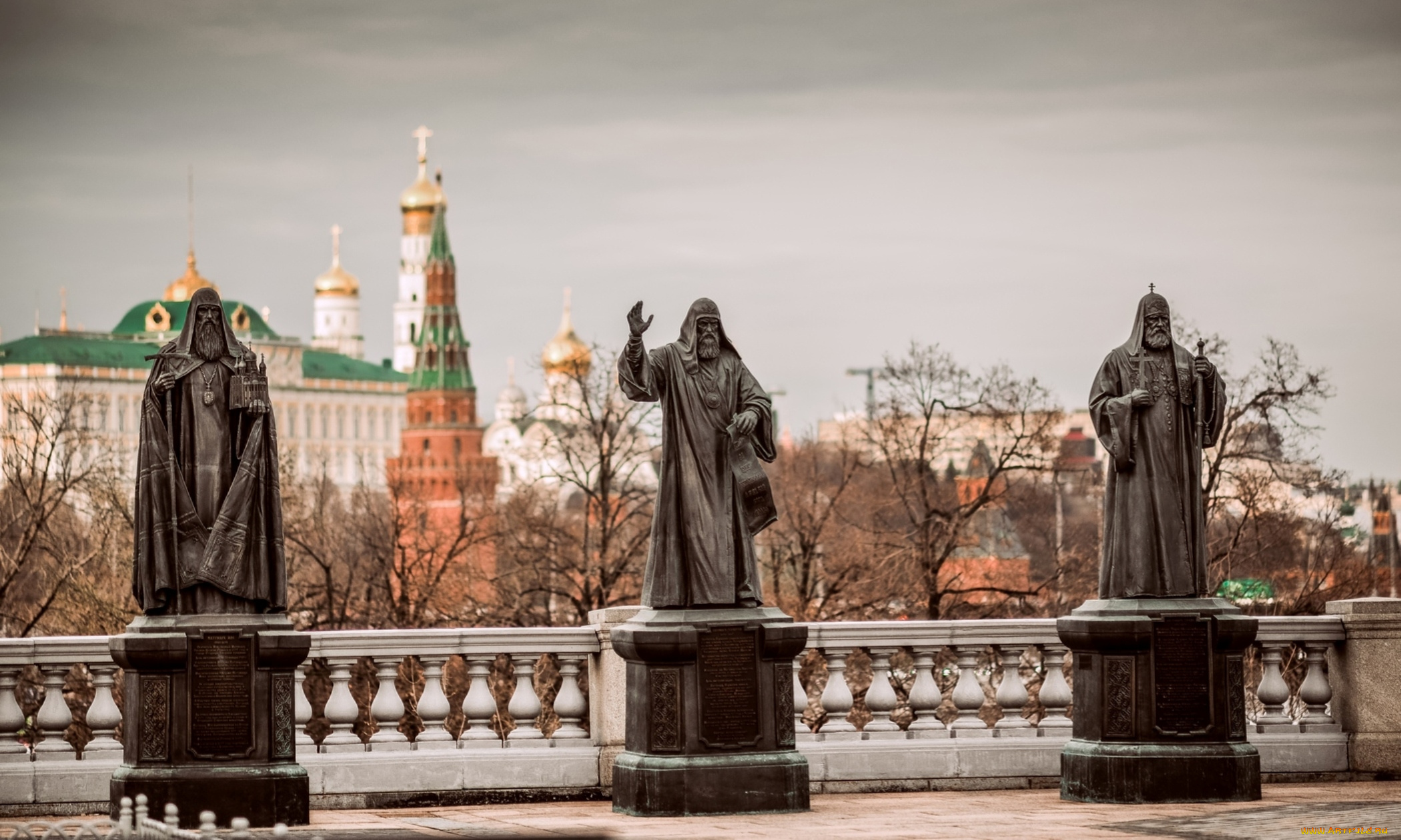 В городе есть красивый памятник. Скульптуры города Москвы памятник. Памятник России в Москве. Самые красивые памятники Москвы. Красивый памятник в городе Москва.