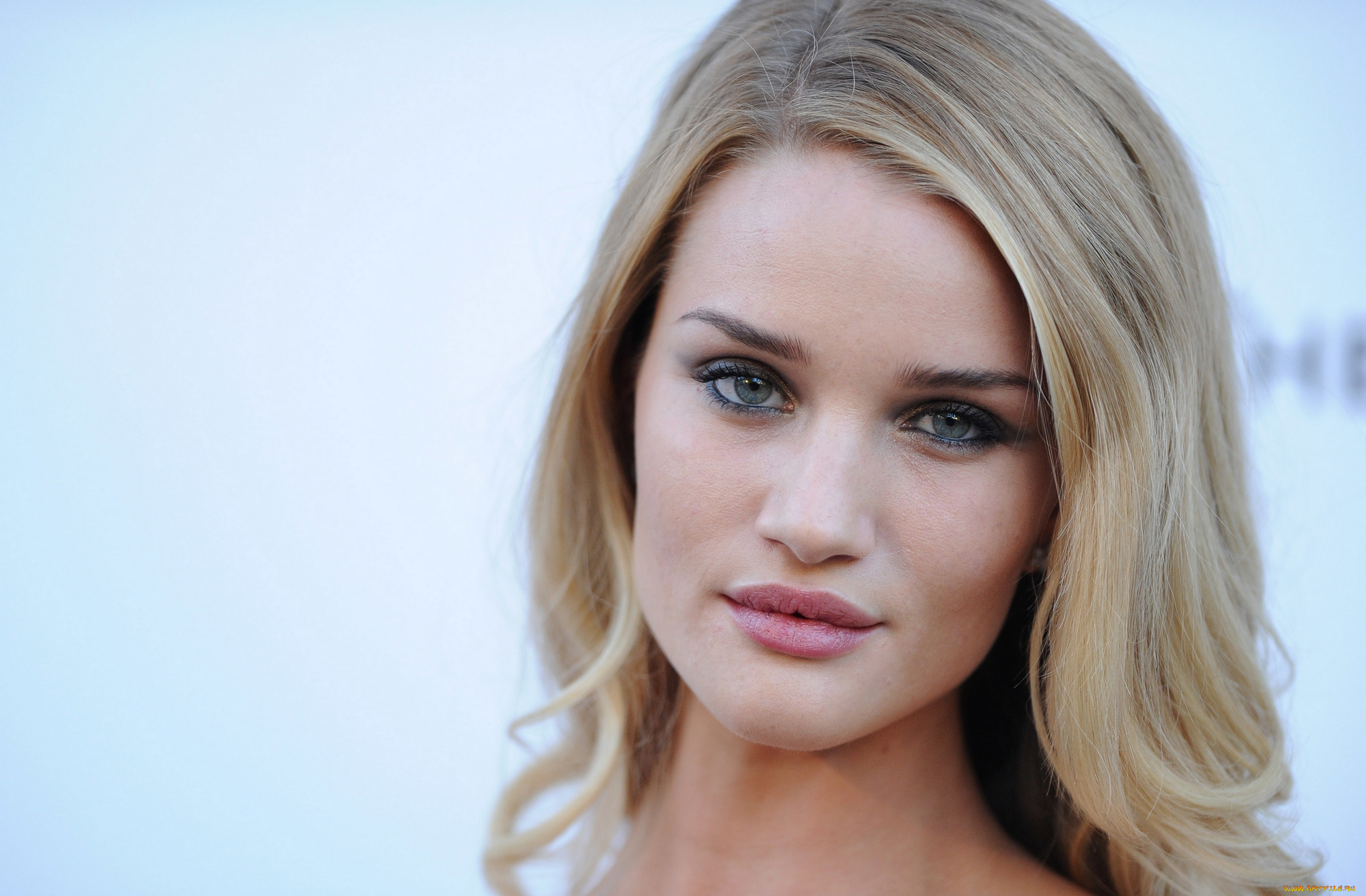 Rosie, Huntington-Whiteley, huntington, whitely, девушки, whiteley, модель, huntington-whitely, лицо, улыбка, цветы