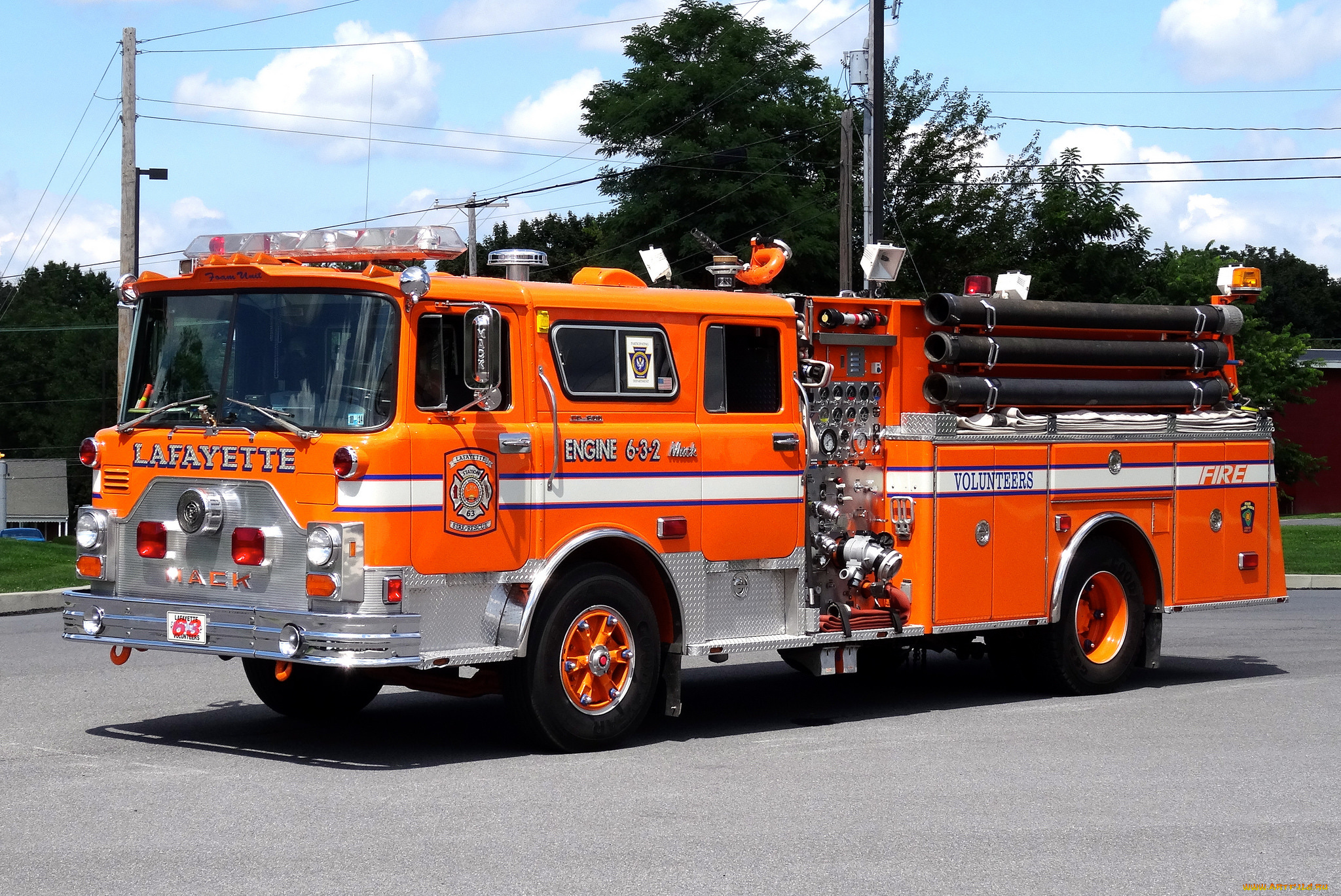 Оранжевая пожарная машина