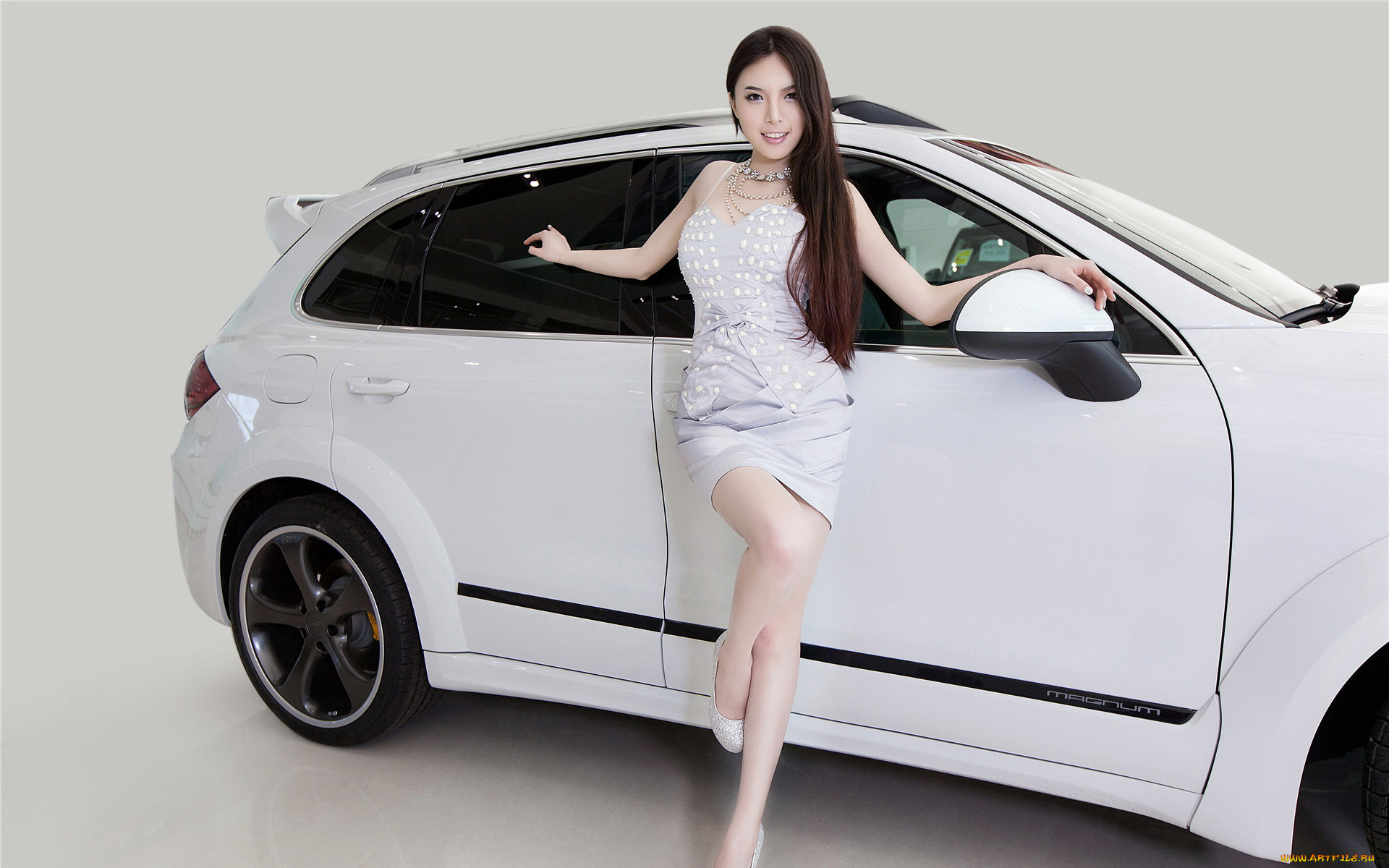 Преимущества белого автомобиля. Китайские авто девушки. Белая машина и девушка. Японские авто с девушками. Модель машины белая для девушки.