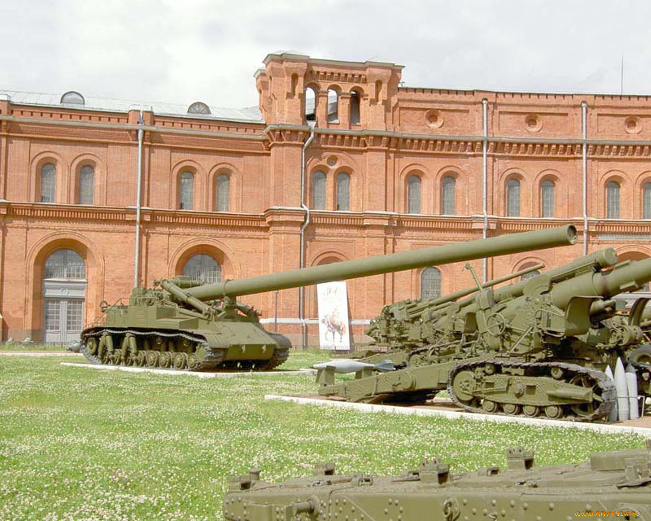 Б 1 344. 420 Мм самоходный миномет 2б1 Ока. 2б1 Ока 420-мм миномет. Военно-исторический музей артиллерии, инженерных войск и войск связи. 2б1 миномёт самоходная артиллерия.