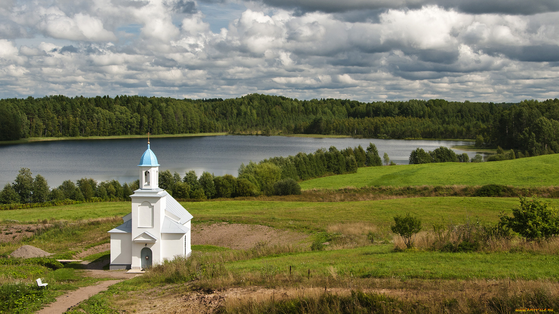 Церквушка у озера синего