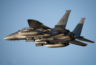 Картинка авиация боевые+самолёты боевой самолёт f-15e синее небо летит