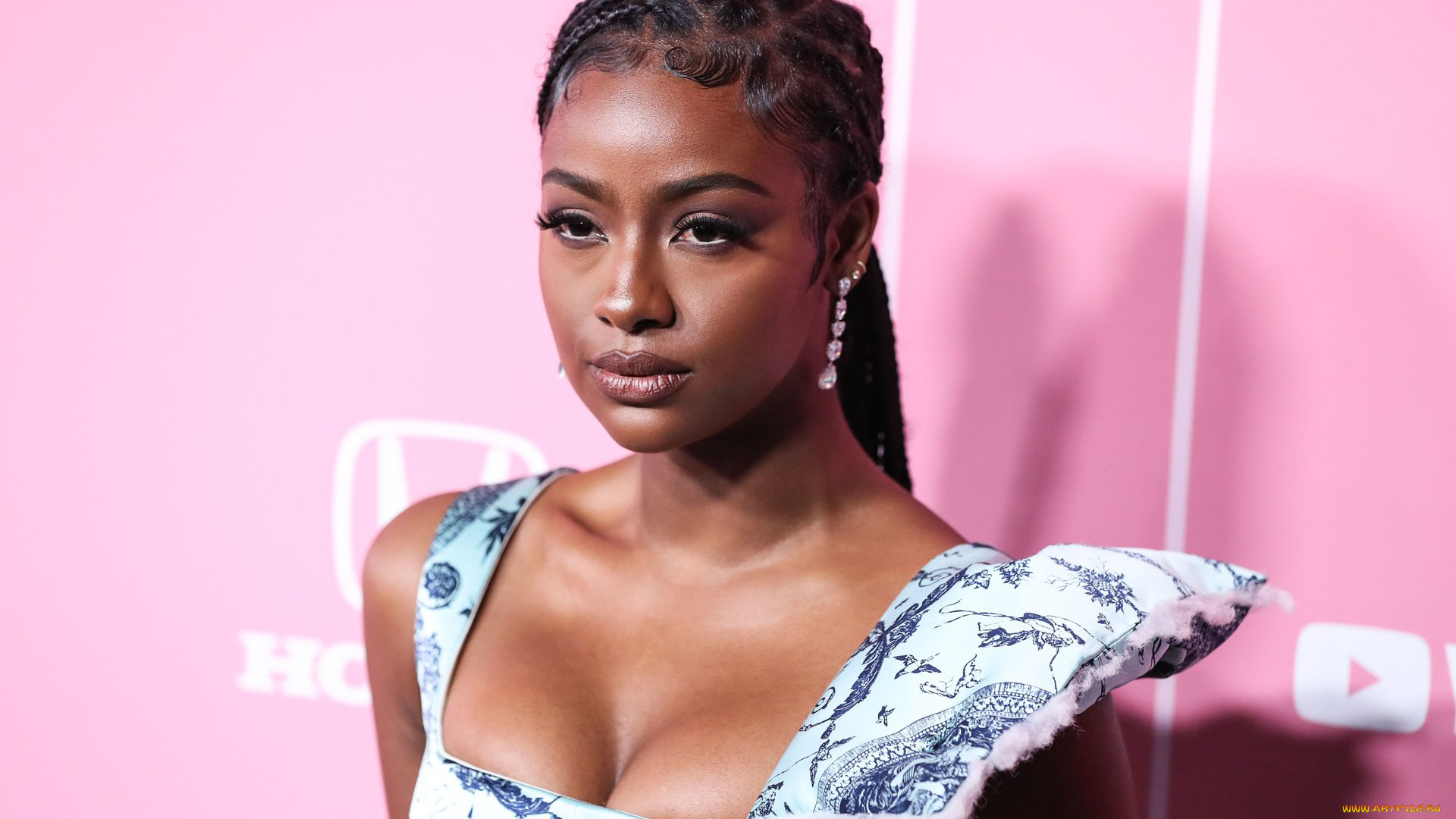 justine, skye, девушки, лицо, портрет, модель, брюнетка, красотка, причёска, макияж, взгляд, мулатка, hip-hop, чернокожая, темнокожая, певица, звезда, justine, skye, девушка