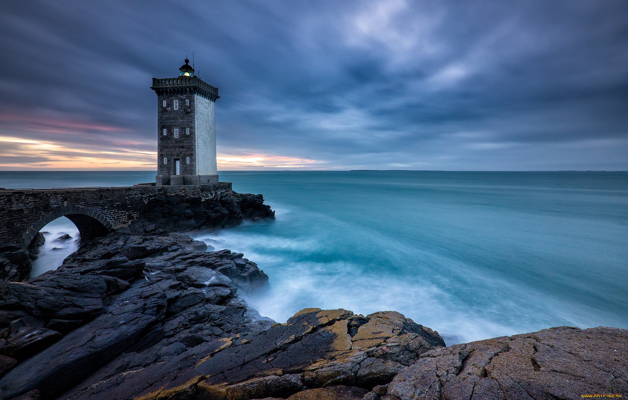 Motion of the Sea, Ploumanach Rocks and Lighthouse, Bretagne, France бесплатно