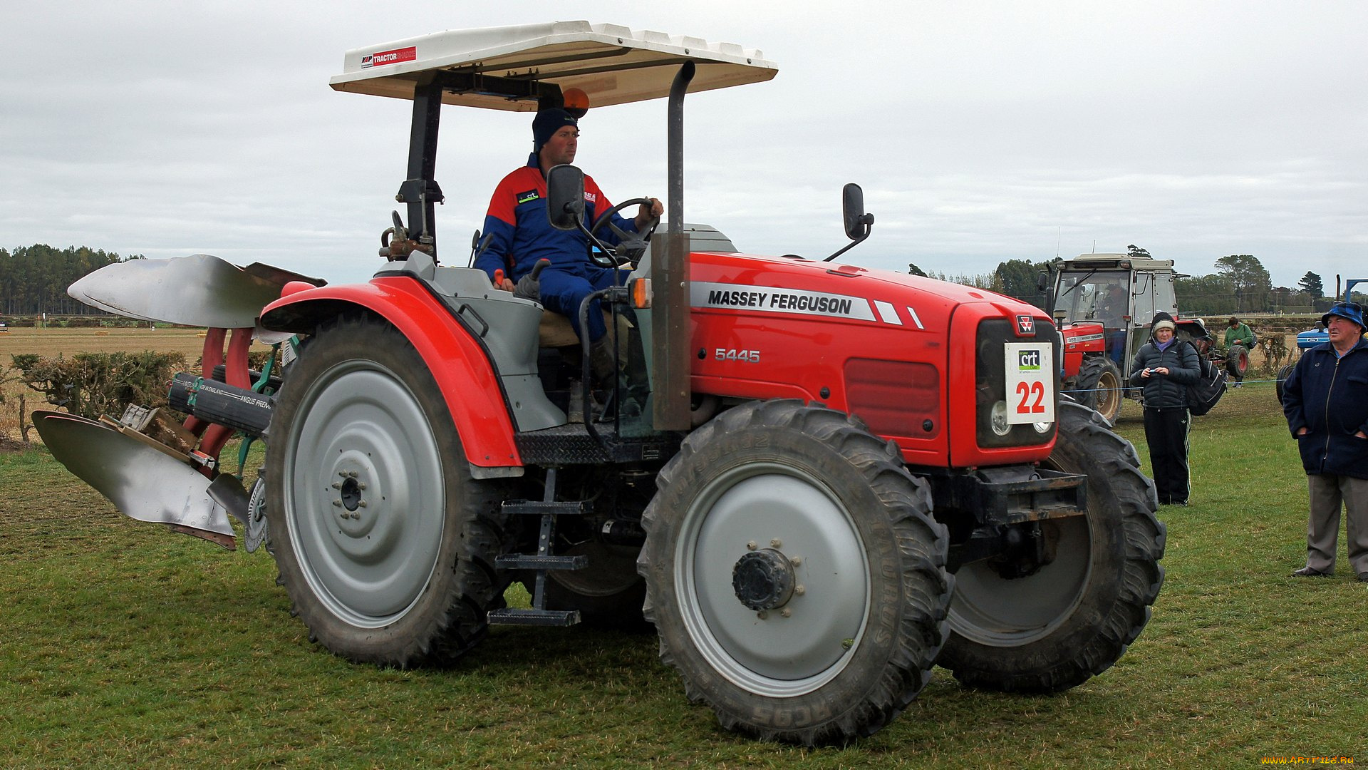 Трактор техник. Massey Ferguson 5445. Трактор пашет. Т-28 (трактор). Трактор Массей Фергюсон цена 5445 характеристики.