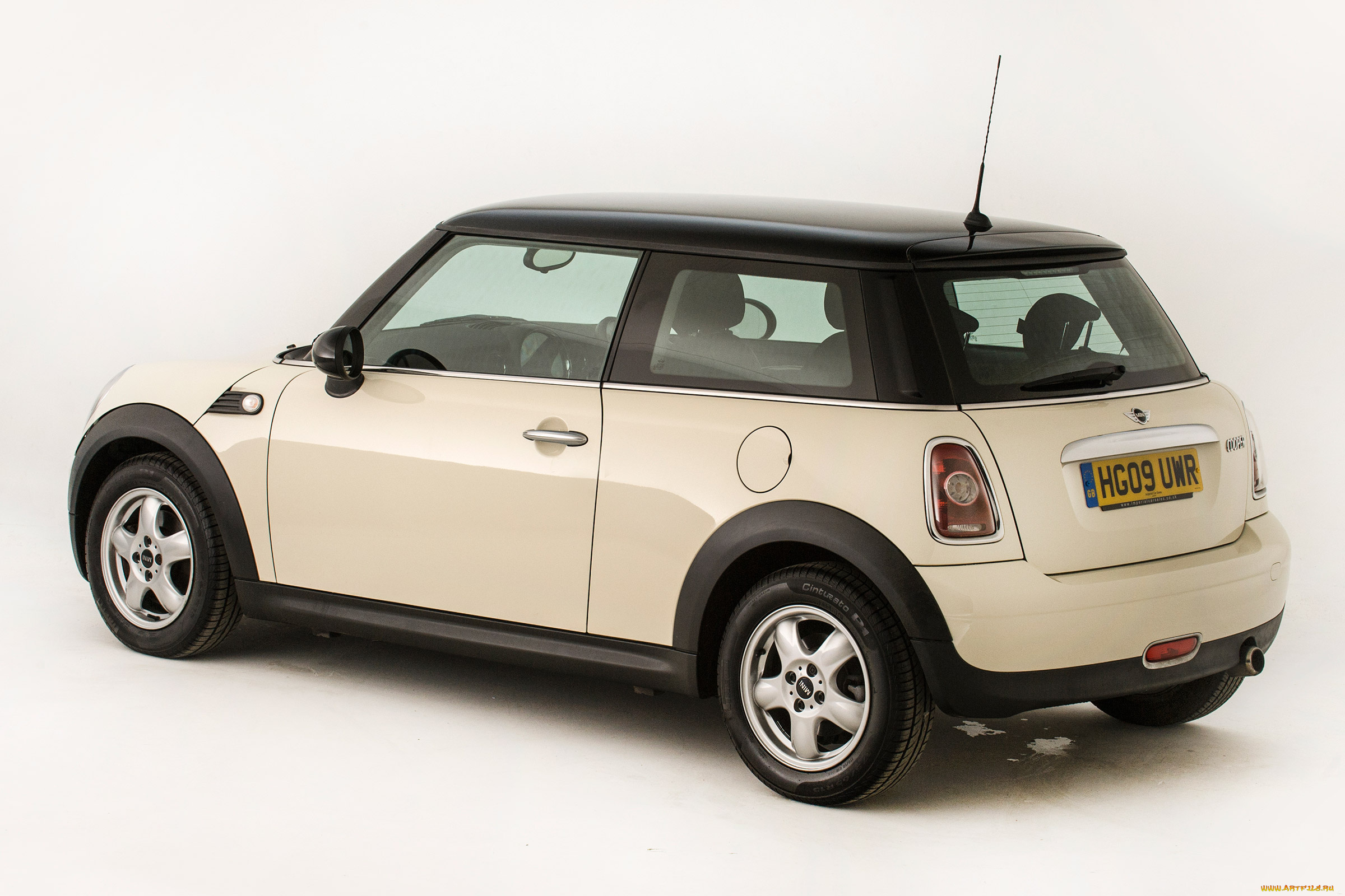 Обычный мини. Mini Cooper 2006. Машина мини Купер бежевый. Машина двухцветная мини Купер. Mini Cooper бежевый.