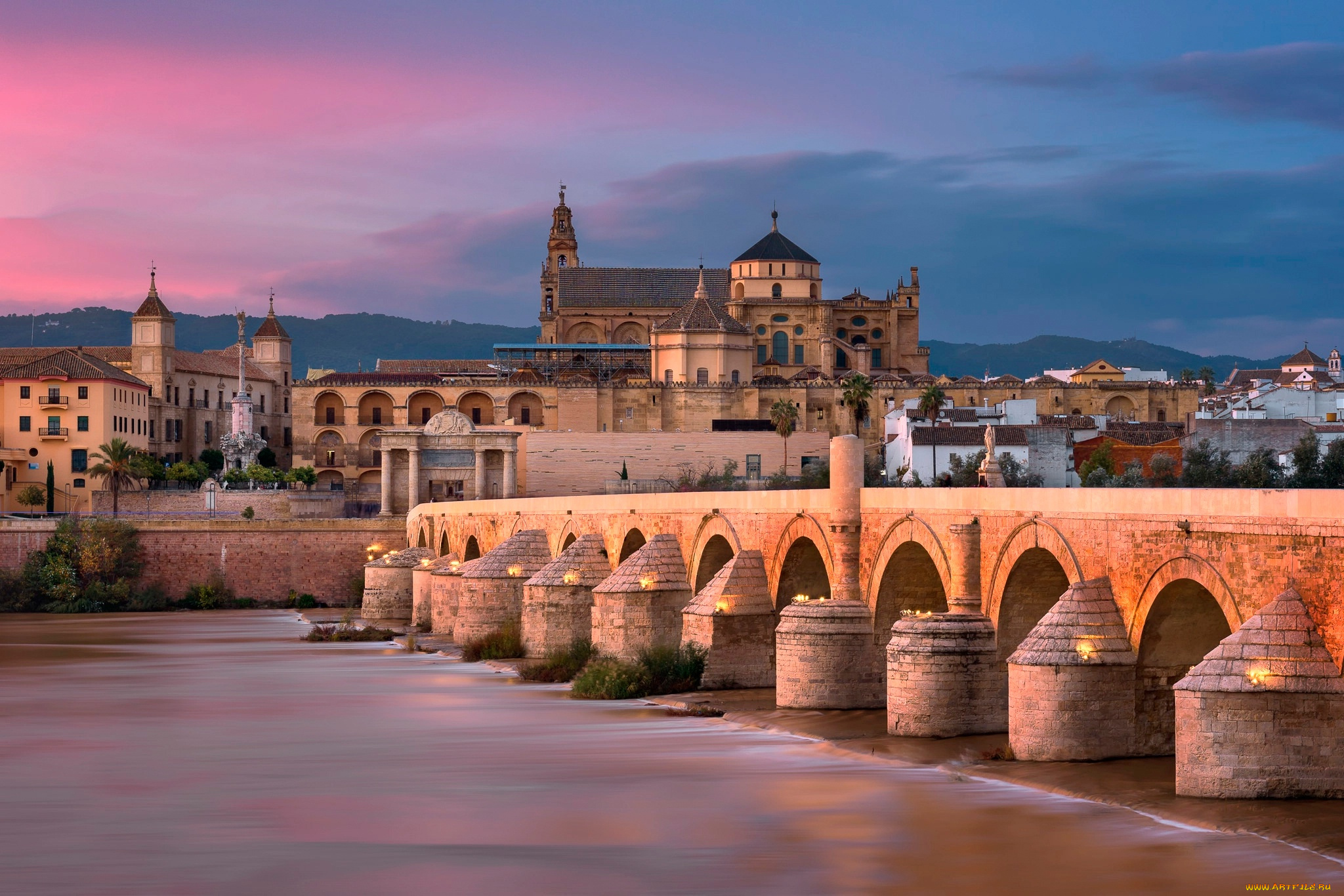 Roman Bridge, Guadalquivir River, Cordoba, Spain загрузить