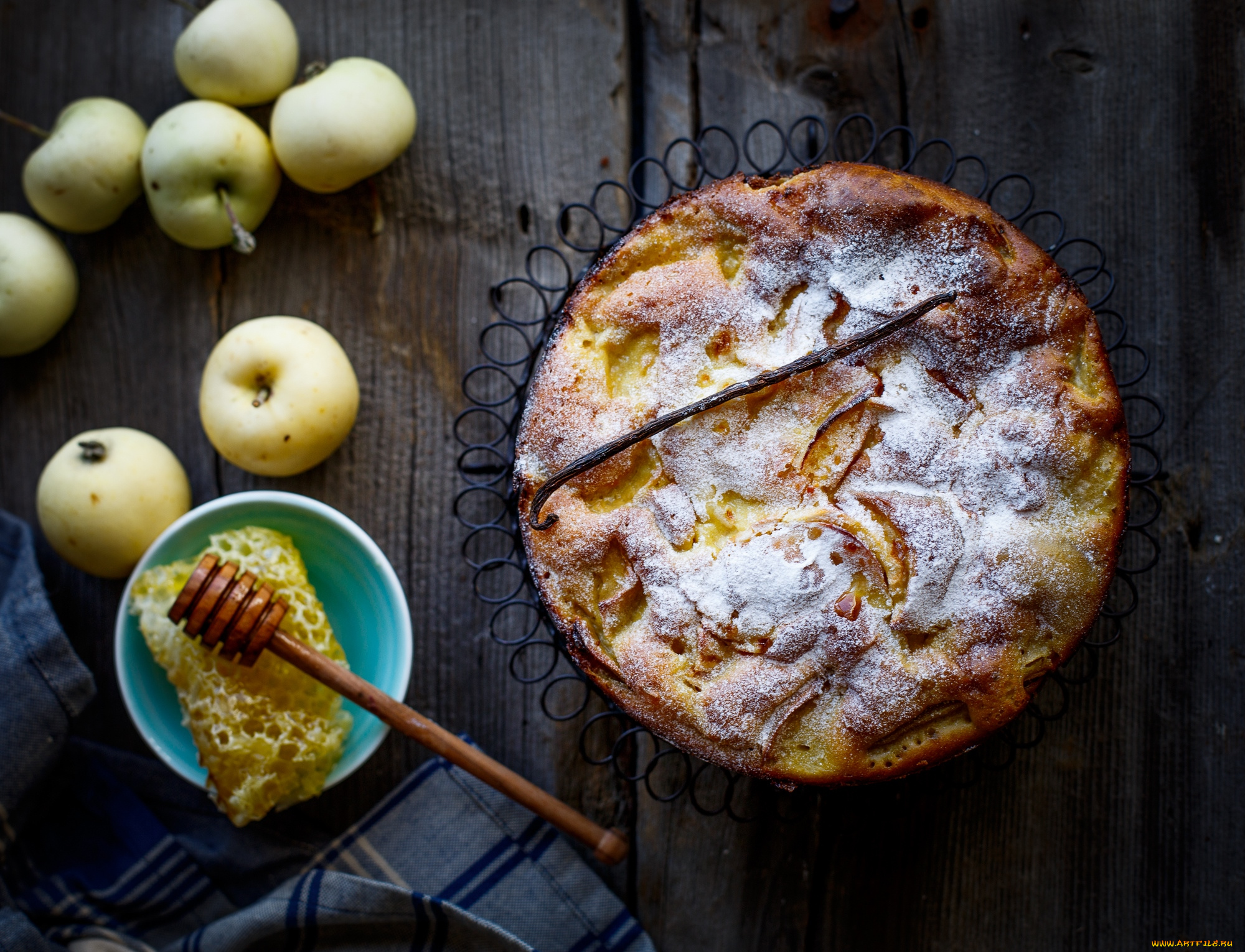 Funny apple pie. Дзен пирог с яблоками. Красиво сфотографировать пирог. Пирог с яблоками и сливами на столе. Блюдо с яблоками вид сверху.