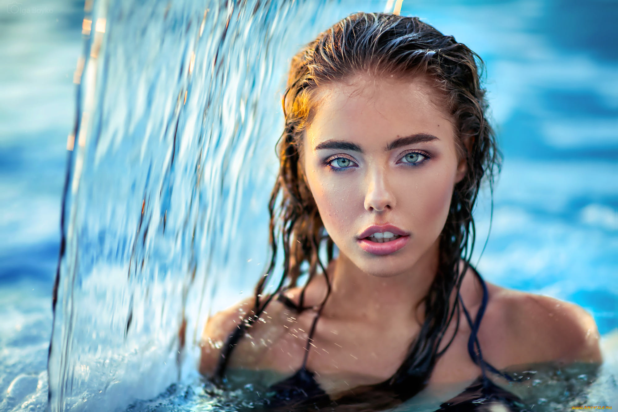Wet brunette. Супермодель Барбара Палвин. Девушка с мокрыми волосами. Фотосессия с мокрыми волосами. Красавица в воде.