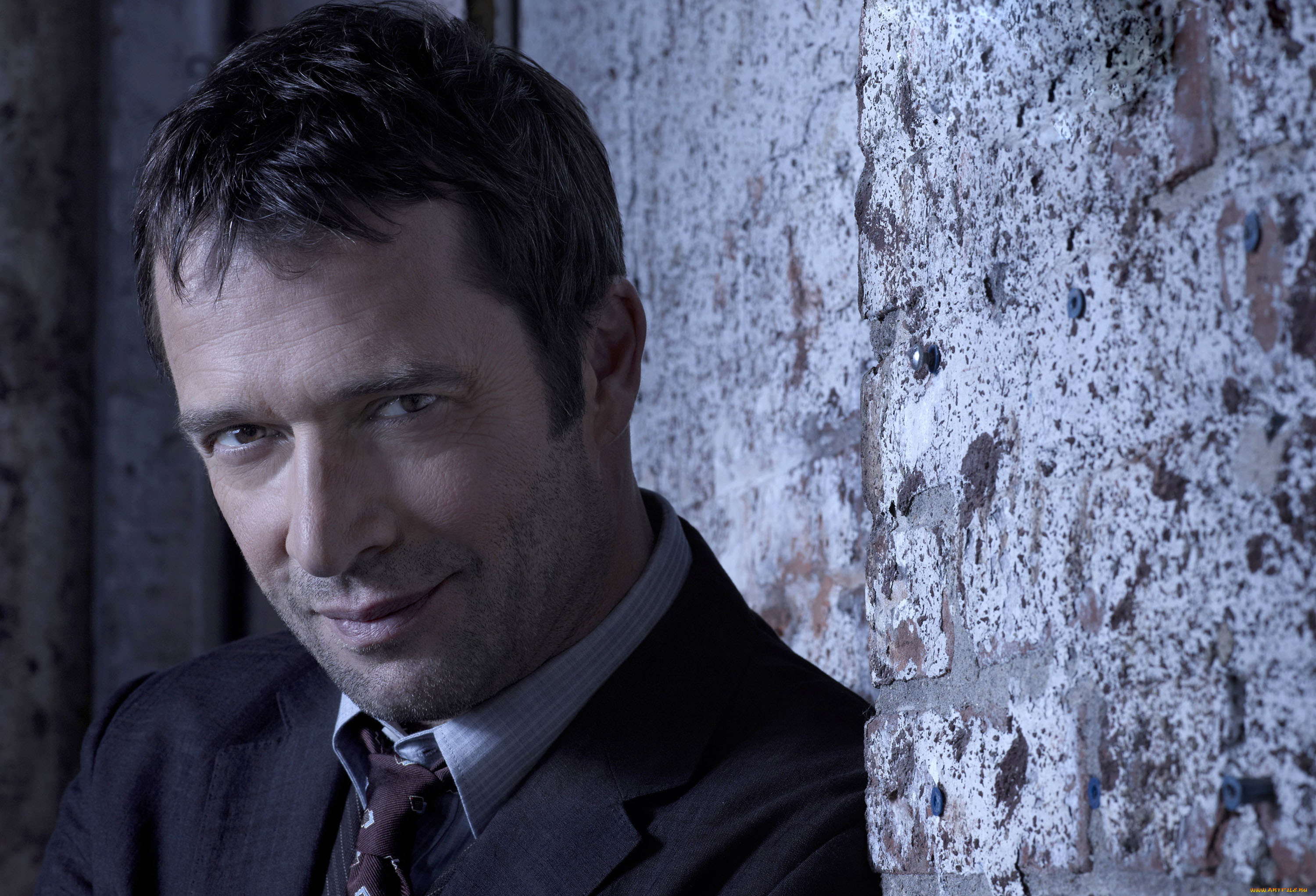 james, purefoy, мужчины, лицо, улыбка, стена