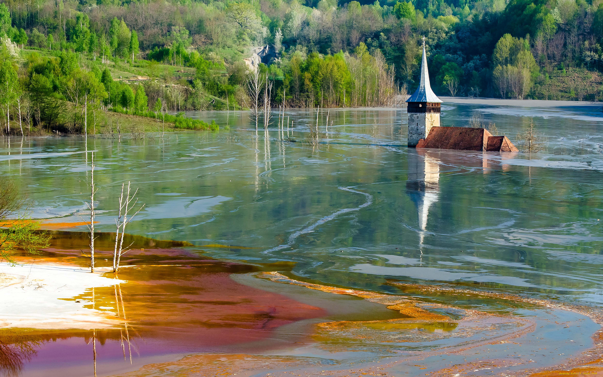 Озеро краса. Село Джамана Румыния. Джамана Румыния затопленная деревня. Озеро Джамана Румыния. Красное озеро Румыния.