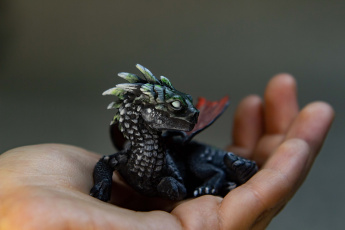 Картинка разное игрушки рука дракончик