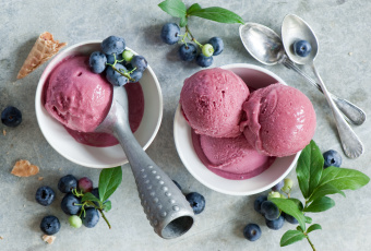 Картинка еда мороженое +десерты голубика ложки ягоды