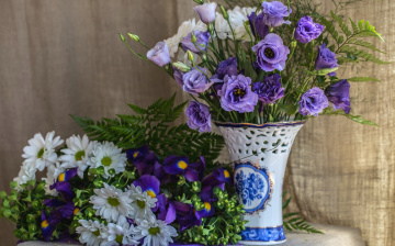Картинка цветы букеты +композиции ирисы папоротник хризантемы ткань ваза фиолетовый эустома букет