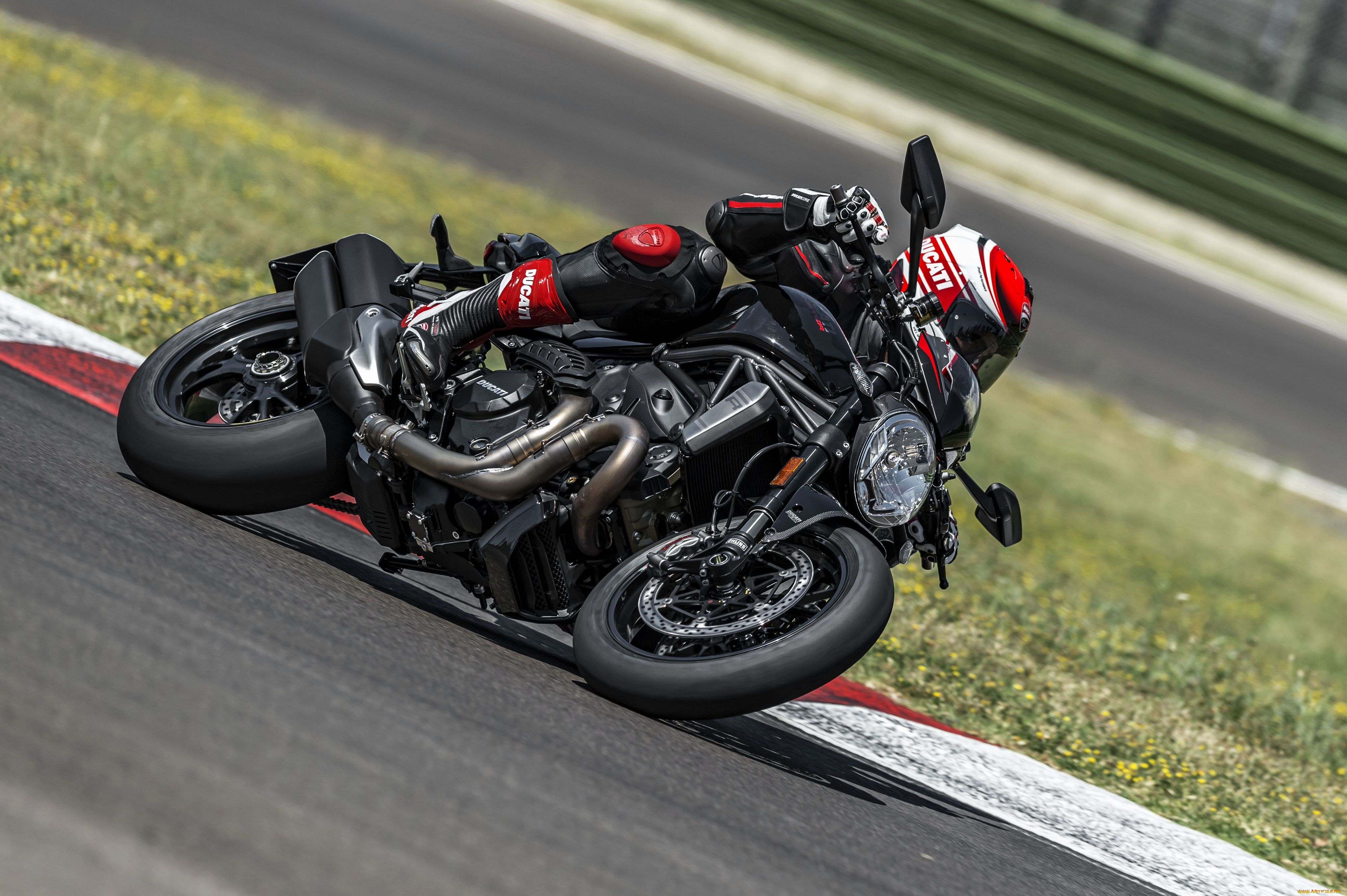 Ducati Monster 1200 поворот бесплатно