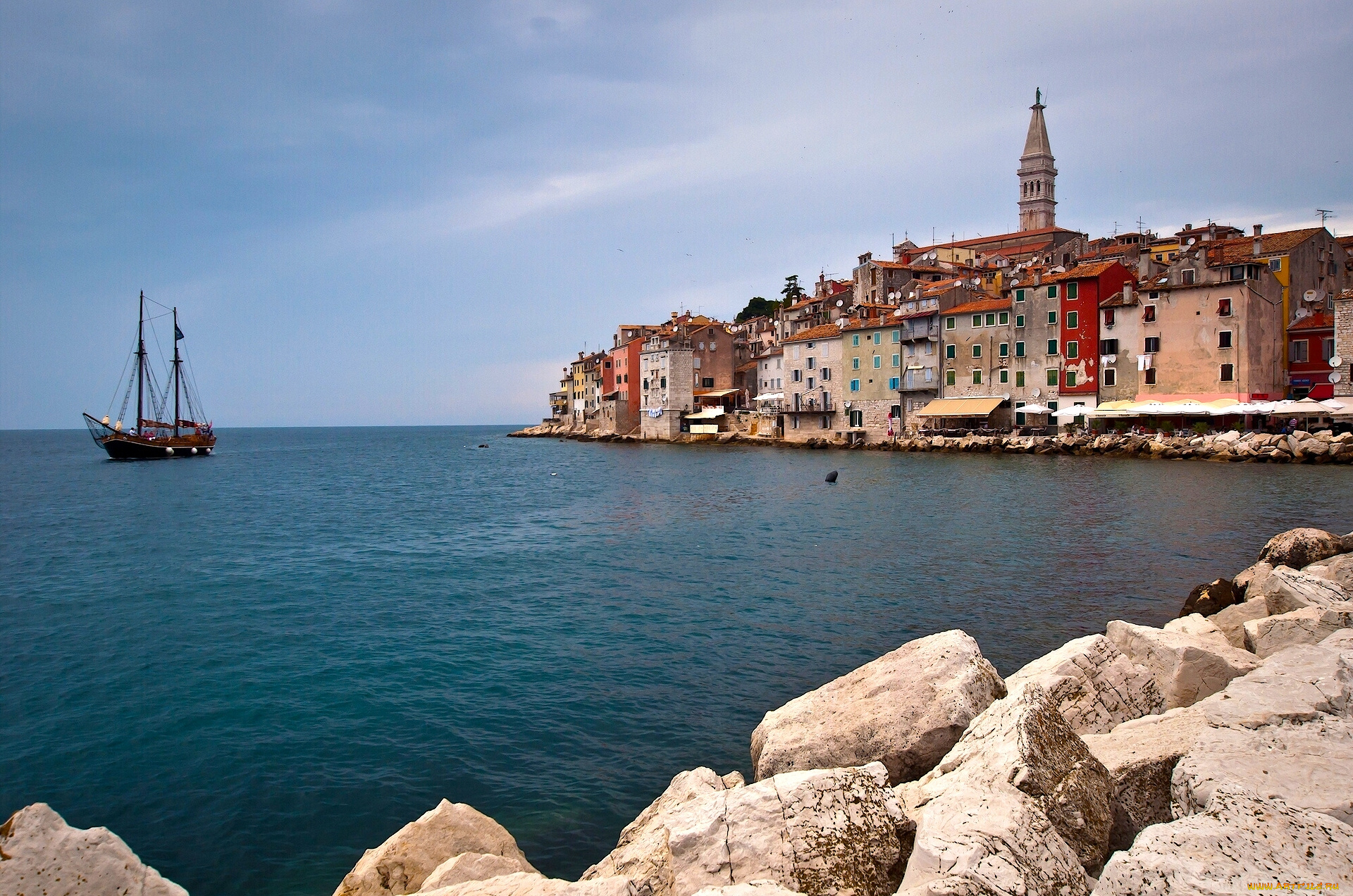 rovinj, croatia, города, улицы, площади, набережные, яхта, адриатическое, море, камни, набережная, здания, хорватия, истрия, istria, adriatic, sea, ровинь