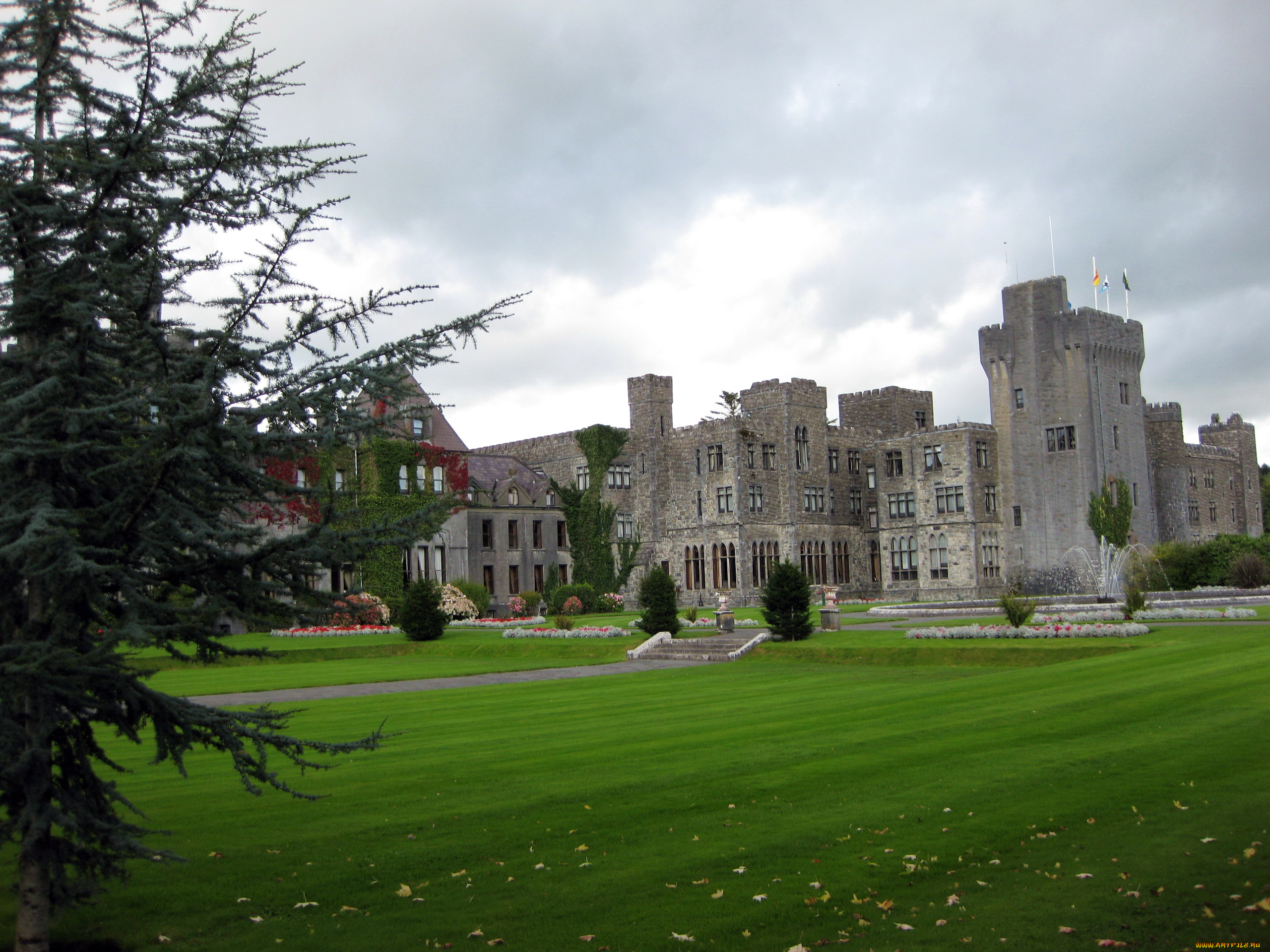 ashford, castle, ireland, города, дворцы, замки, крепости, флаги, замок, лужайка, клумбы