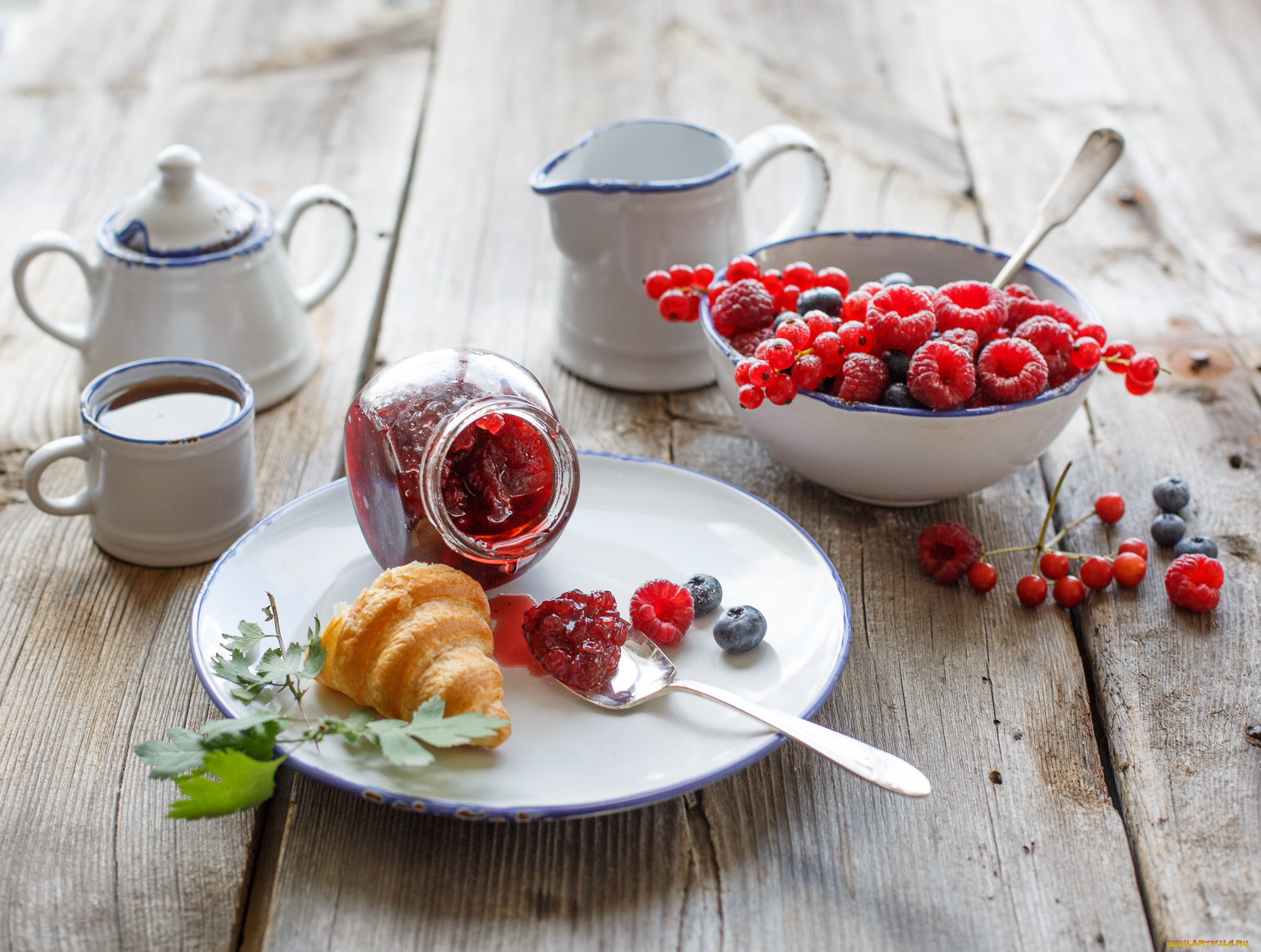 Кофе с джемом. Вкусного чаепития. Чаепитие с вареньем. Красивые пирожные и кофе. Чай с малиновым вареньем.