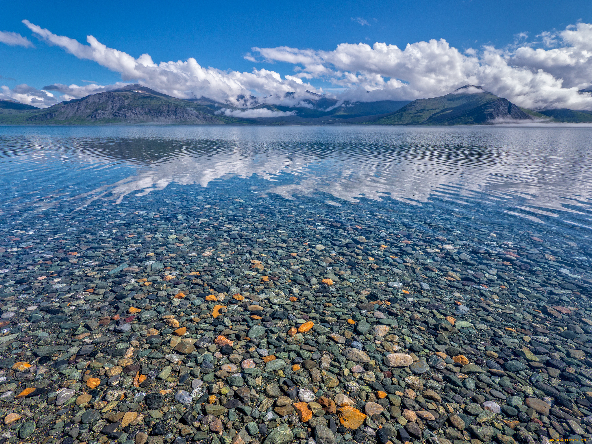 Почему природа уникальна. Озеро Байкал вода. Озеро Байкал Байкальская вода. Байкал пресноводное озеро. Кристально чистый Байкал.