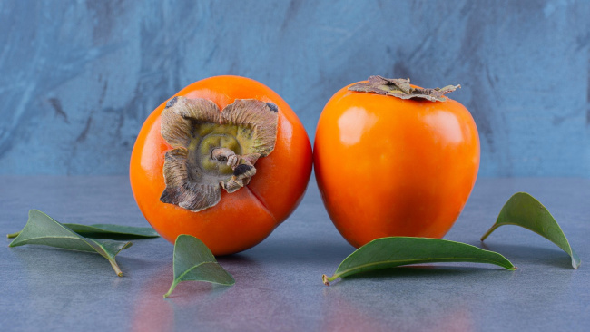 Обои картинки фото еда, хурма, листья, оранжевый, фрукт