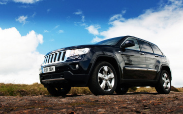 Картинка автомобили jeep небо трава темный джип облака