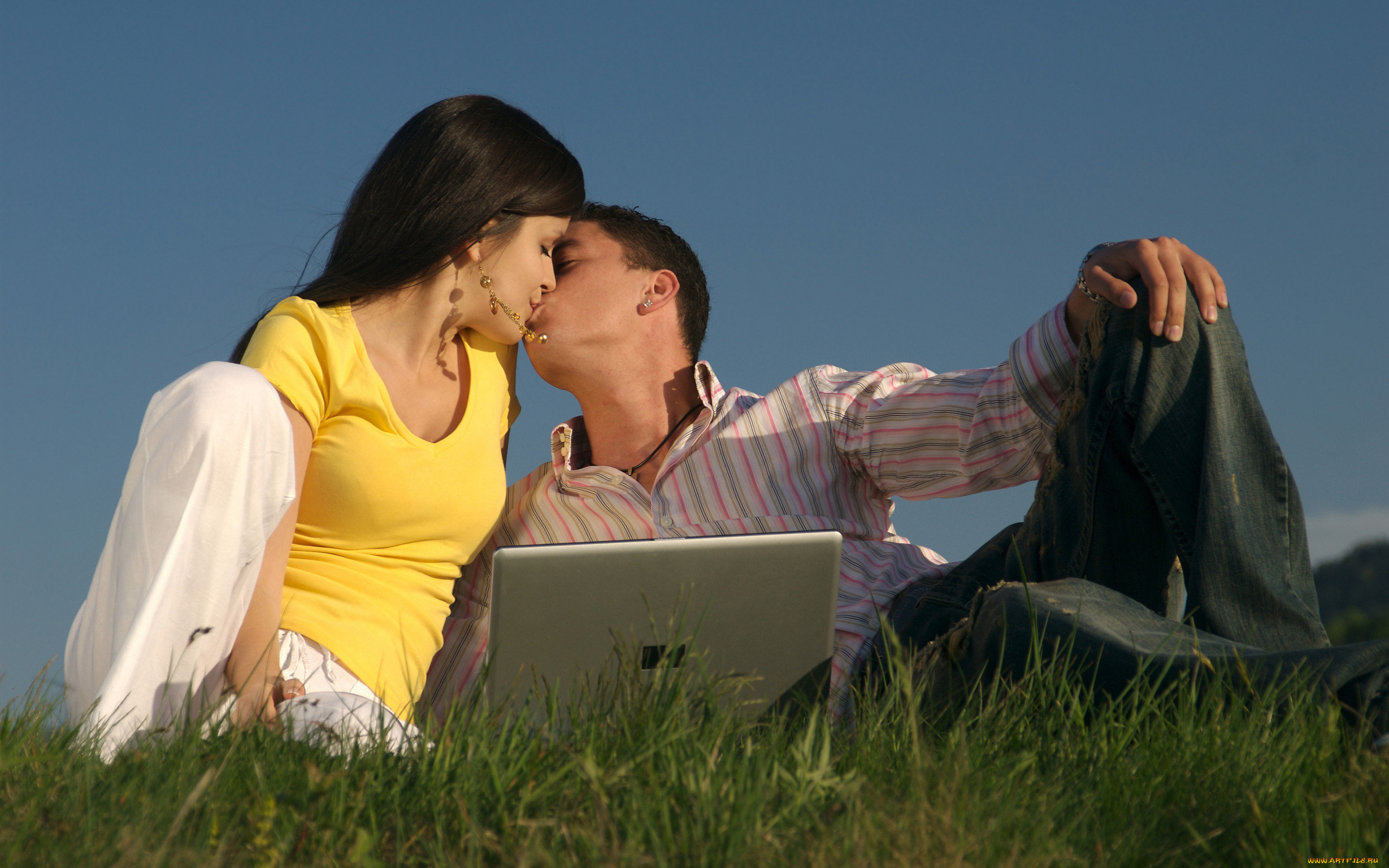 разное, мужчина, женщина, пара, поцелуй, ноутбук, трава