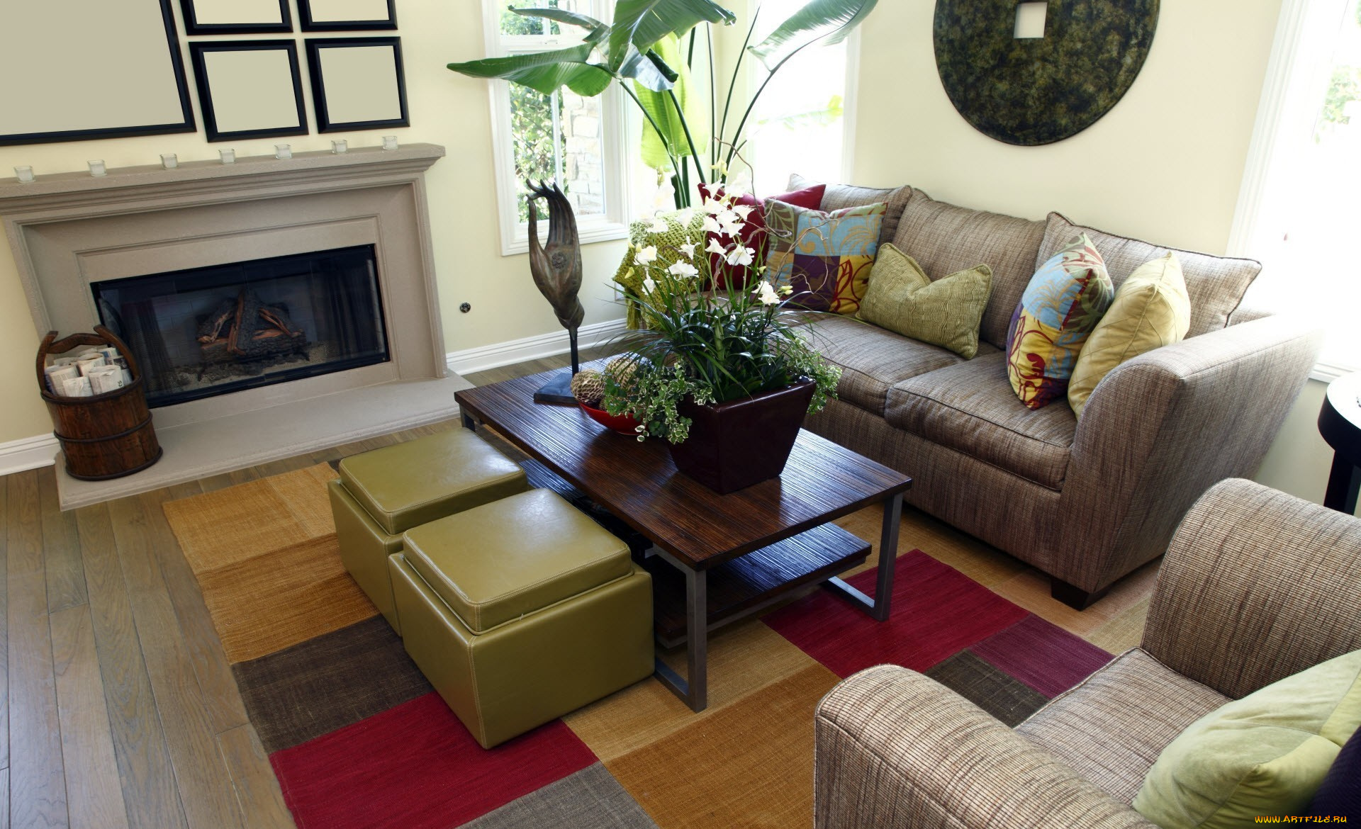 интерьер, гостиная, диван, кресло, подушки, растение, стол, цветы, листья