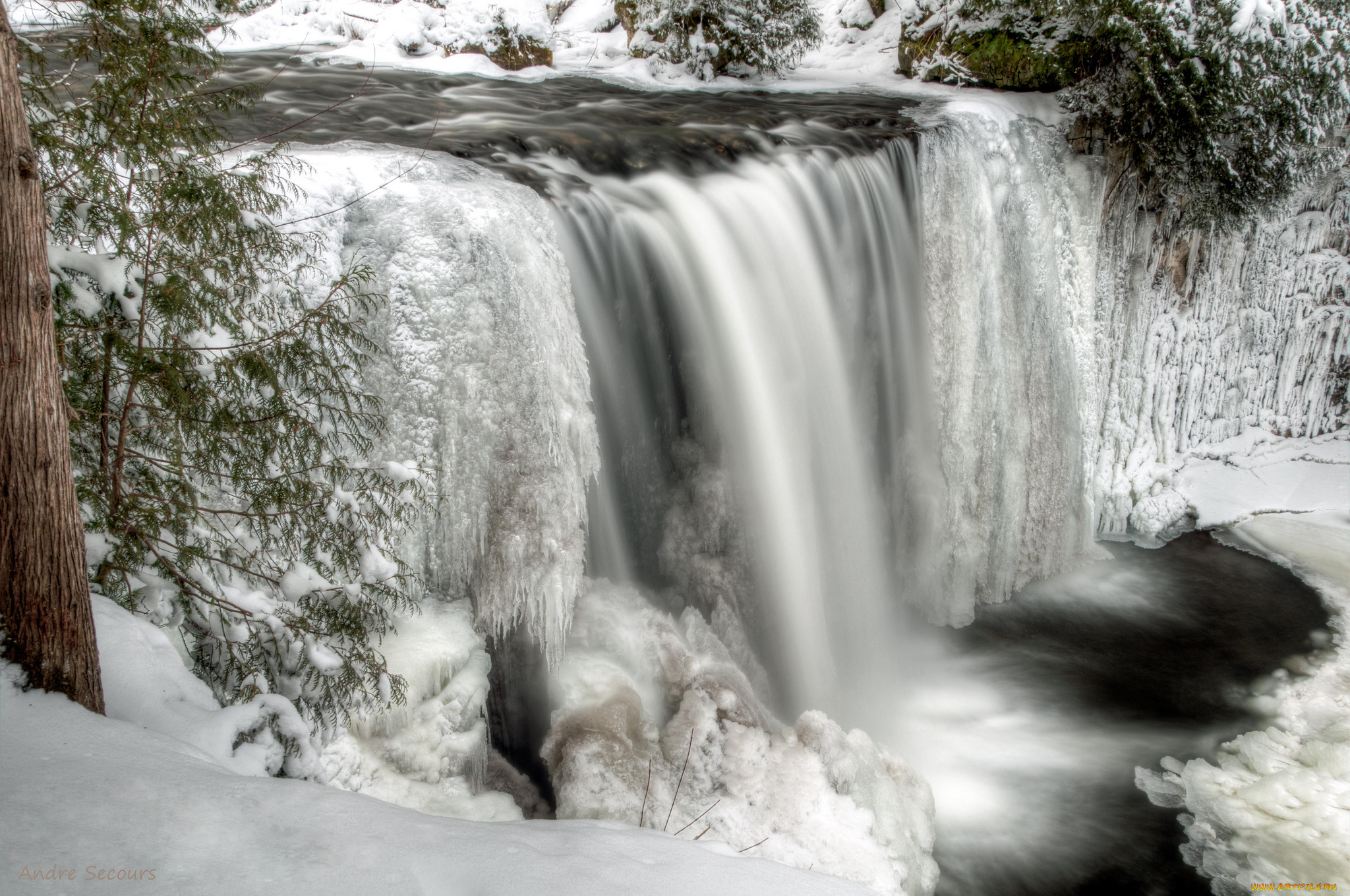 Зима фото водопад. Арсланбобские водопады.. Водопад зимой. Ледяной водопад. Водопад зимой в лесу.
