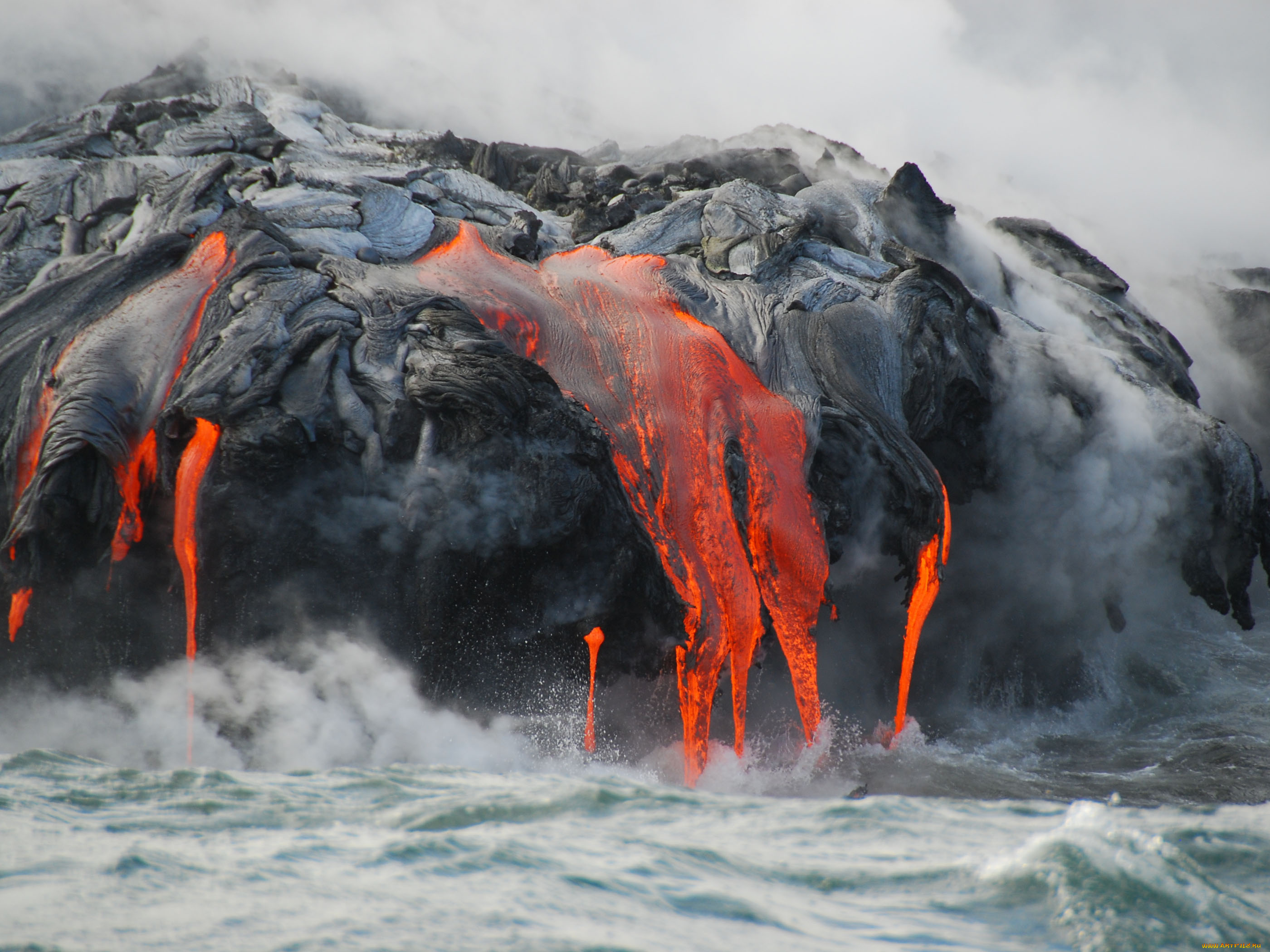 Volcanic water. Вулканические скалы. Лава. ЛАВОВЫЙ остров. Вулканическая лава в океане.