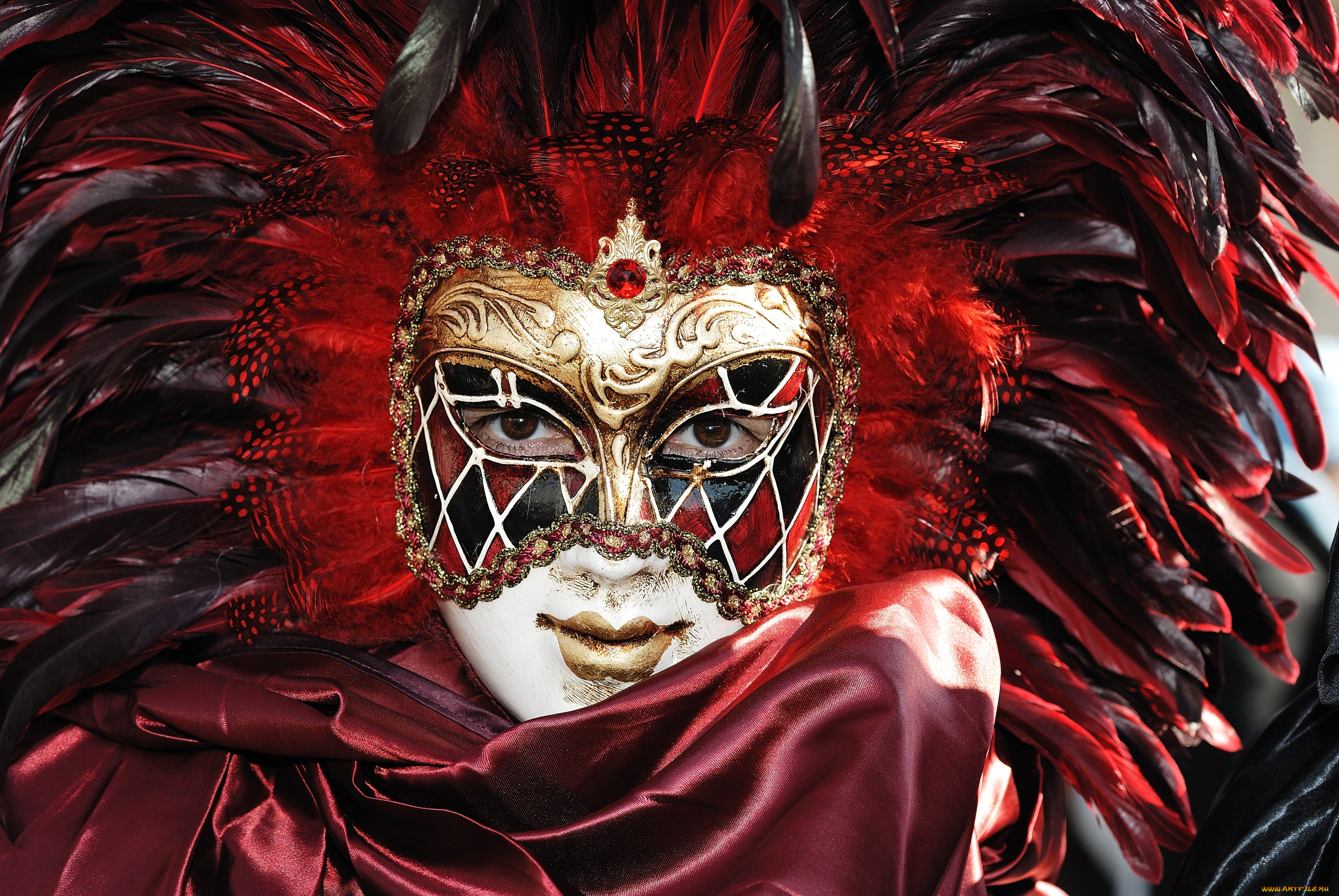 Человек в красной маске. Маска для карнавала. Венецианская маска Маттачино. Маски венецианские карнавальные. Маска Венеция для карнавала.