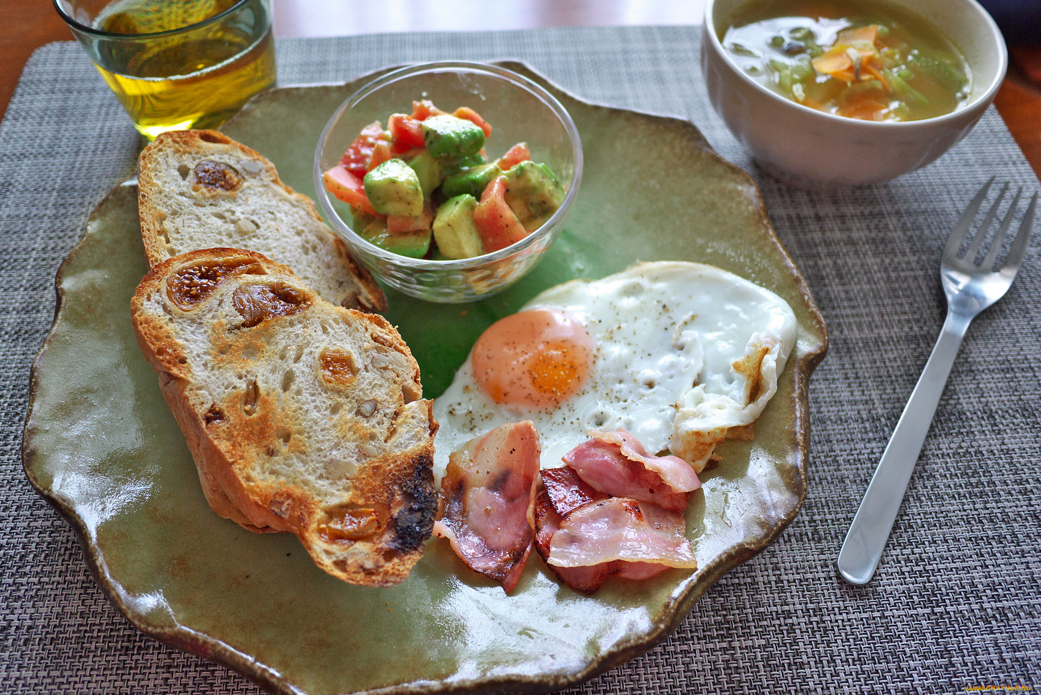 Пища обычный. Завтрак. Яичница для завтрака. Вкусный домашний завтрак. Обед на столе дома.