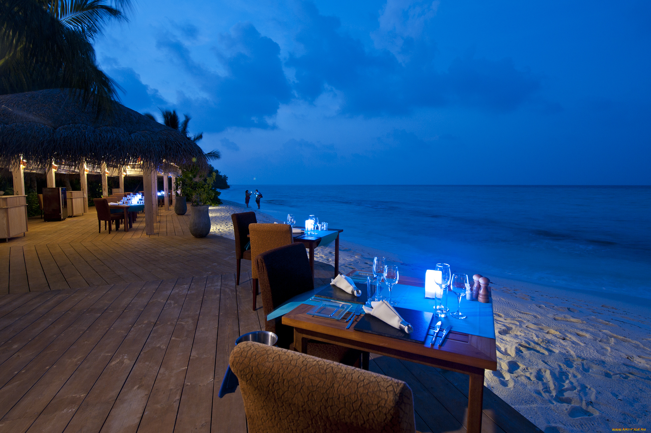 Place to relax. Остров Ваадху Мальдивы. Мальдивы Резорт романтика. Ресторан на берегу моря. Кафе на берегу океана.
