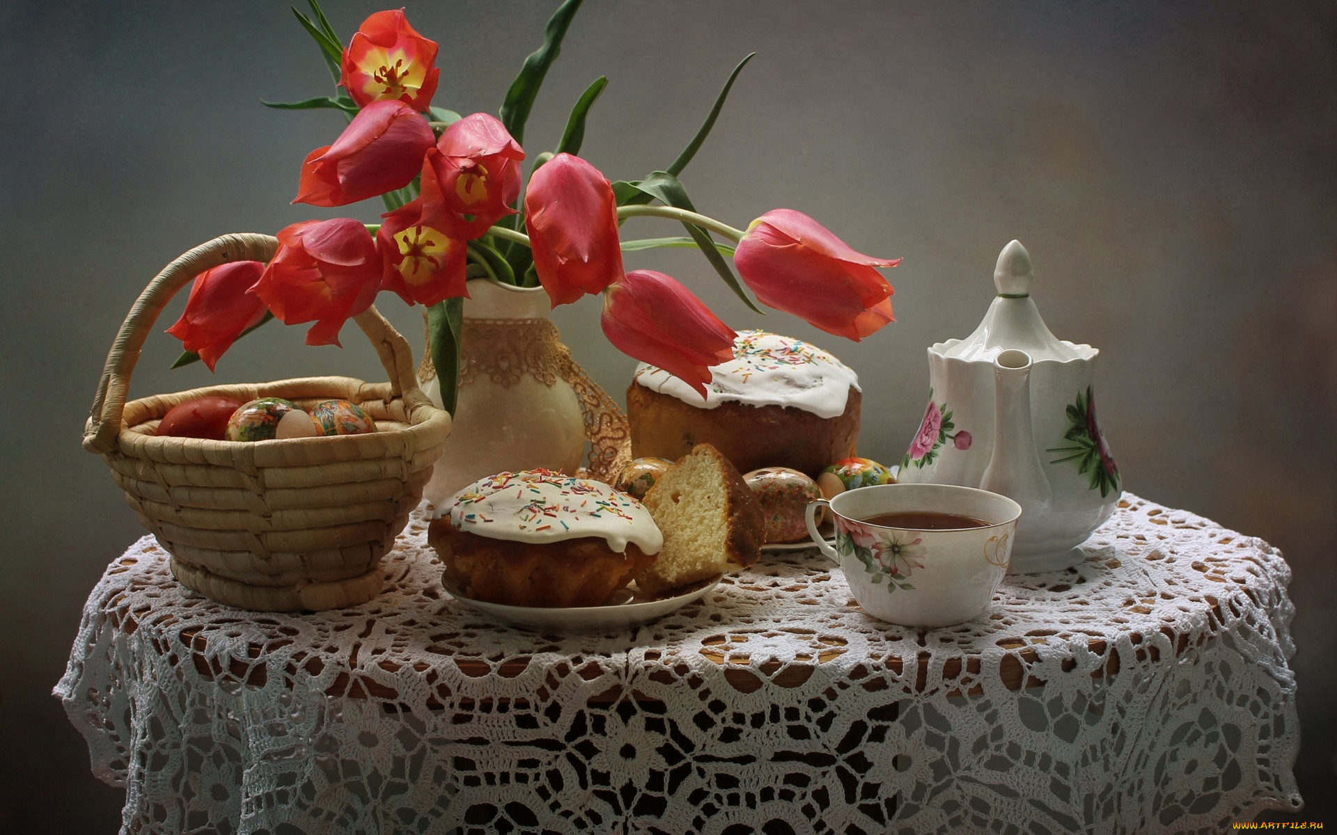 праздничные, пасха, чайник, корзина, стол, чай, чашка, красные, тюльпаны, натюрморт, яйца, скатерть, цветы, праздник, куличи, тарелки, ваза