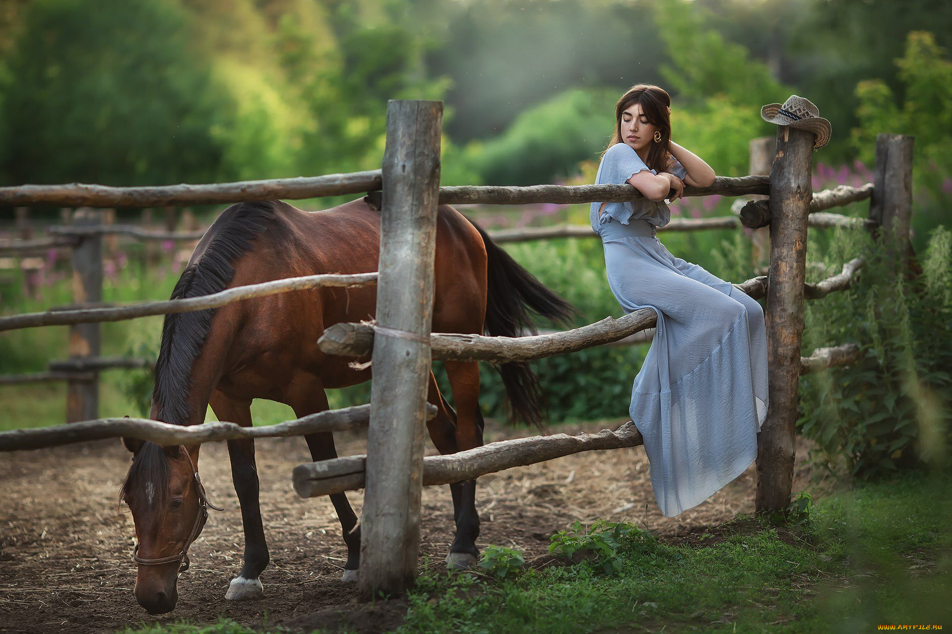 Верховая женщина. Фотосессия с лошадью в платье. Красивая фотосессия с лошадью. Фотосессия с лошадьми на природе. Загоны девушки.