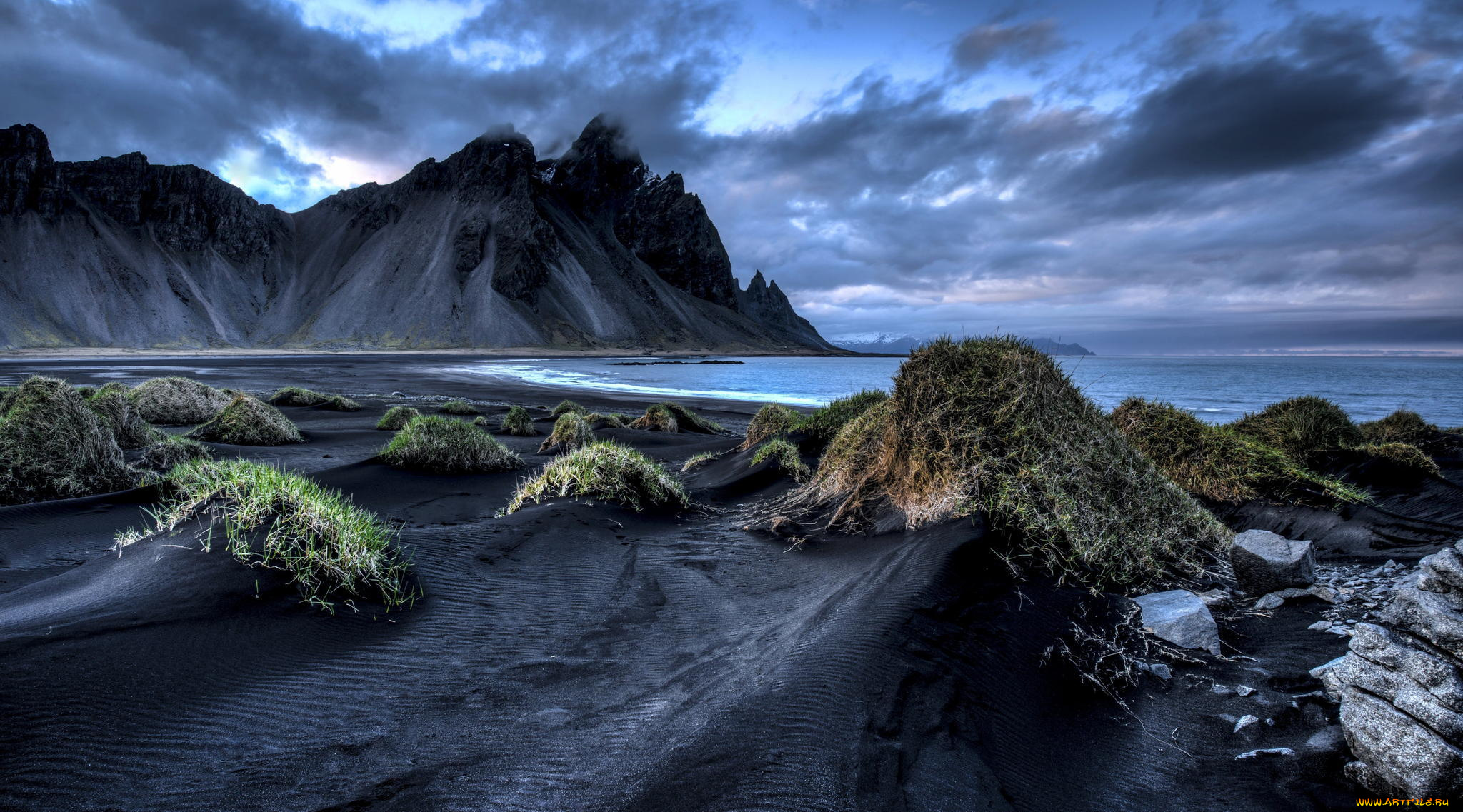 природа, побережье, берег, vestrahorn, iceland, горы, stockksness, трава, облака, черный, песок, море, исландия